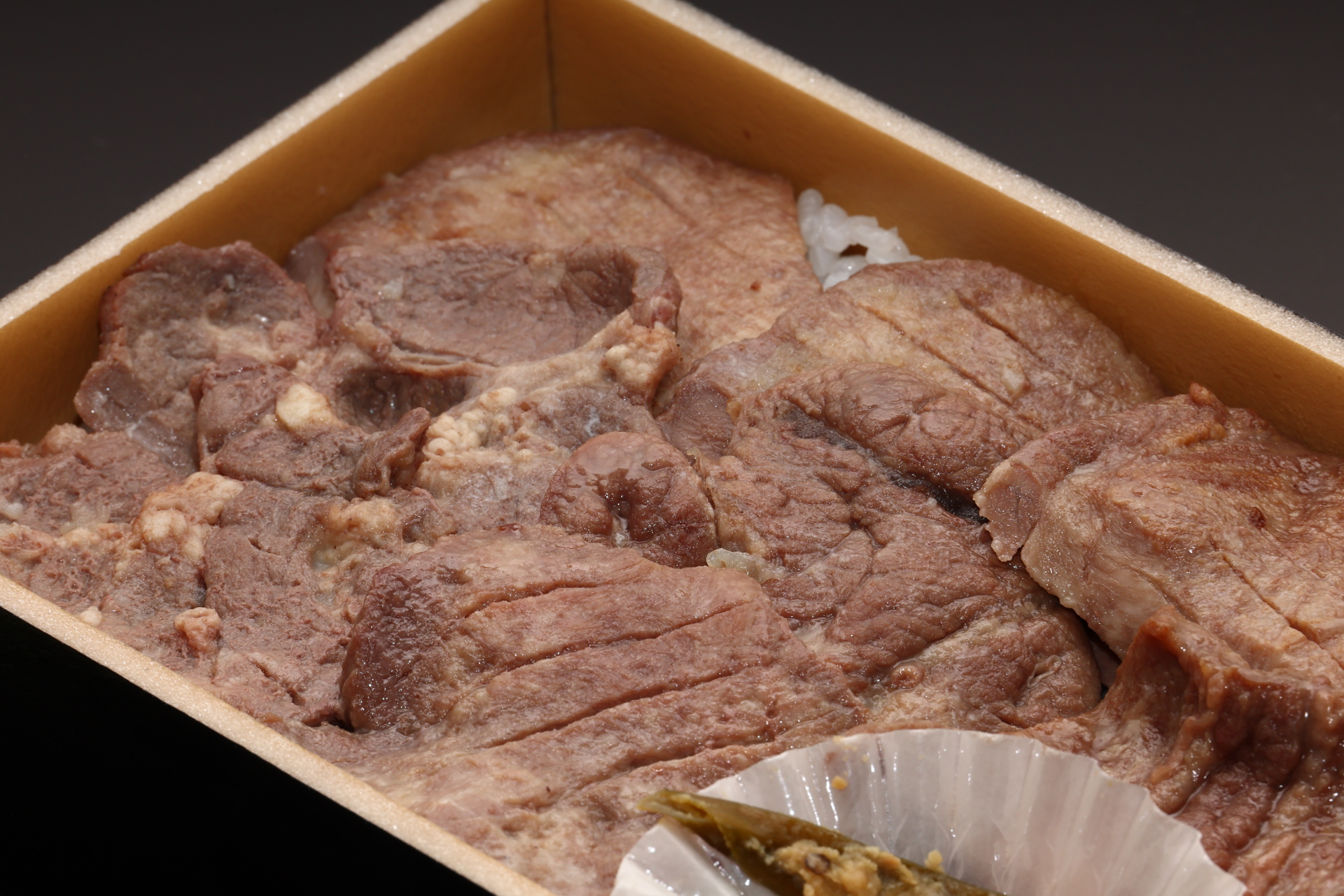 冷めても味わいが豊かで美味しい牛たんの塩焼きがご飯の上にビッシリ