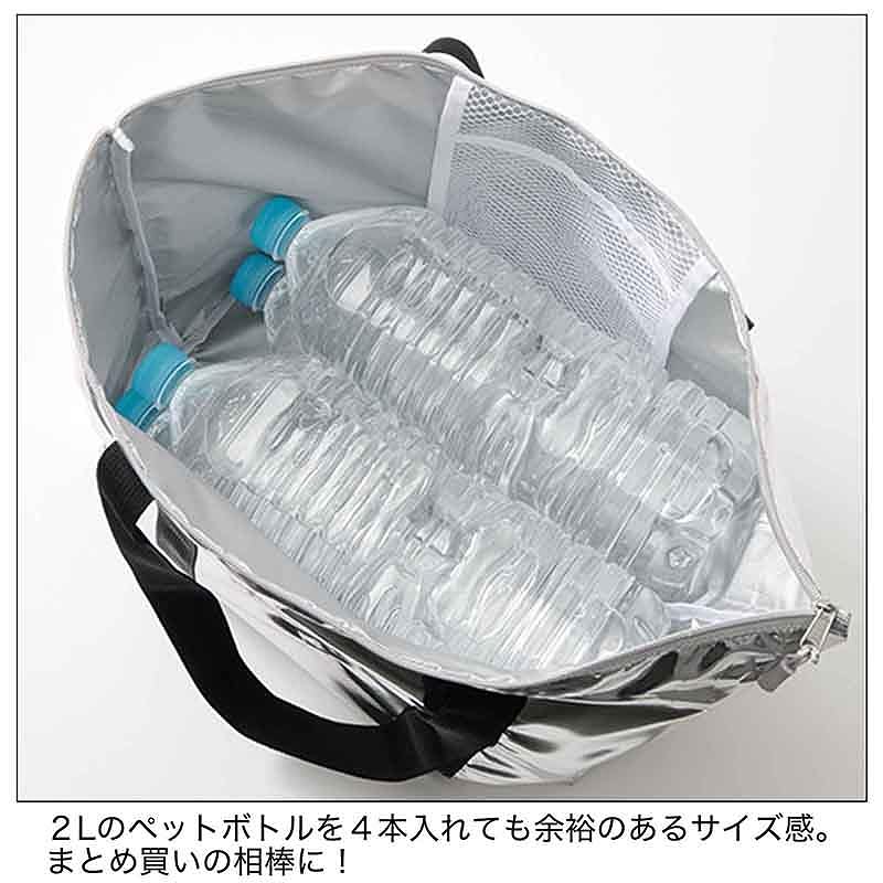 マーモットの保冷保温バッグ。メタリックは一見派手に見えるがどんなスタイリングにも意外となじみ、コーデのアクセントにお勧めという