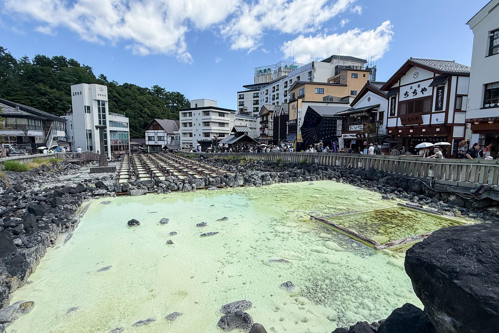 にぎやかな湯畑エリア