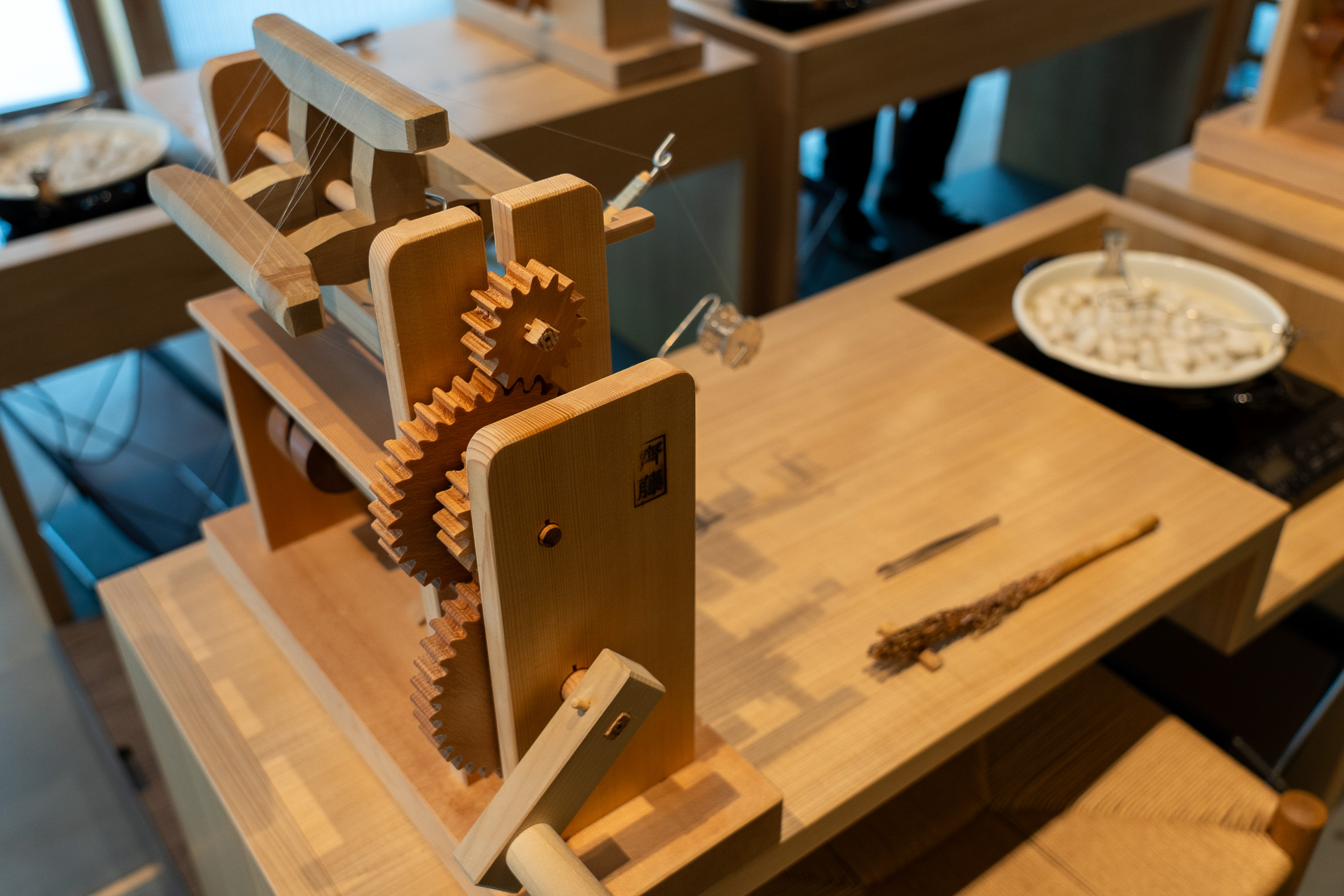 スタッフさんがまずは座繰りのデモンストレーション