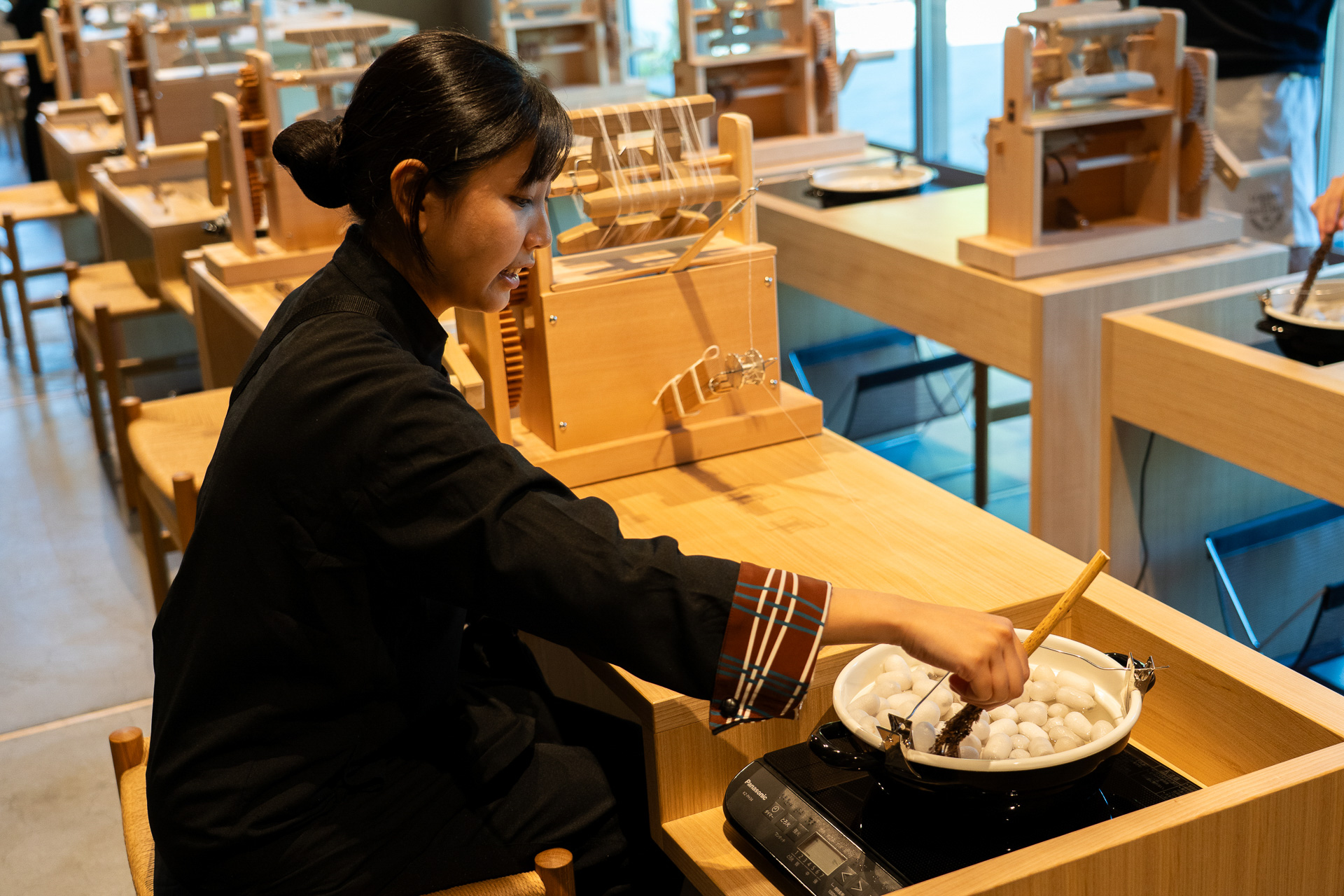 スタッフさんがまずは座繰りのデモンストレーション