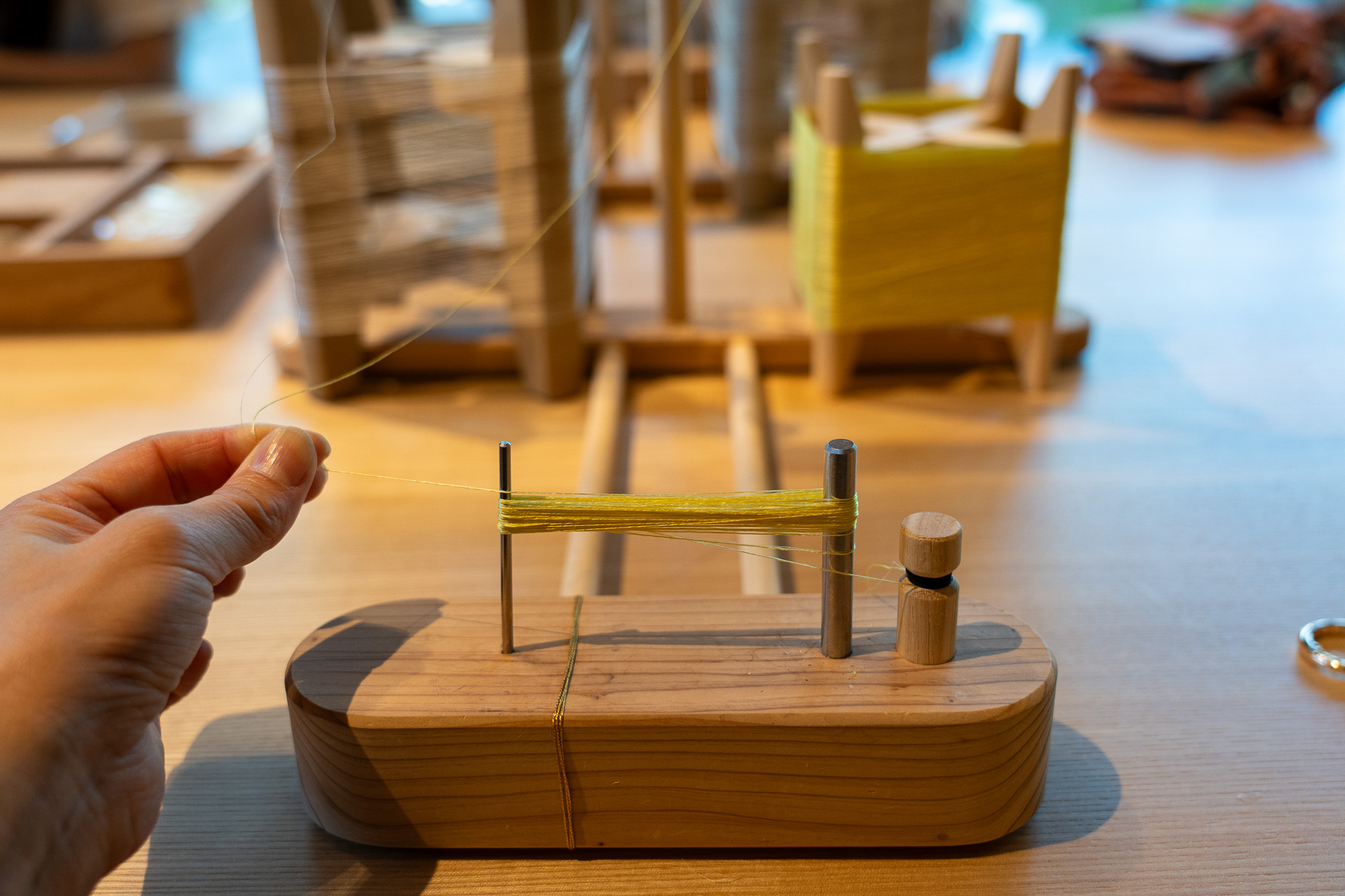 糸巻き治具を使って、糸をぐるぐると往復させて巻き付けます