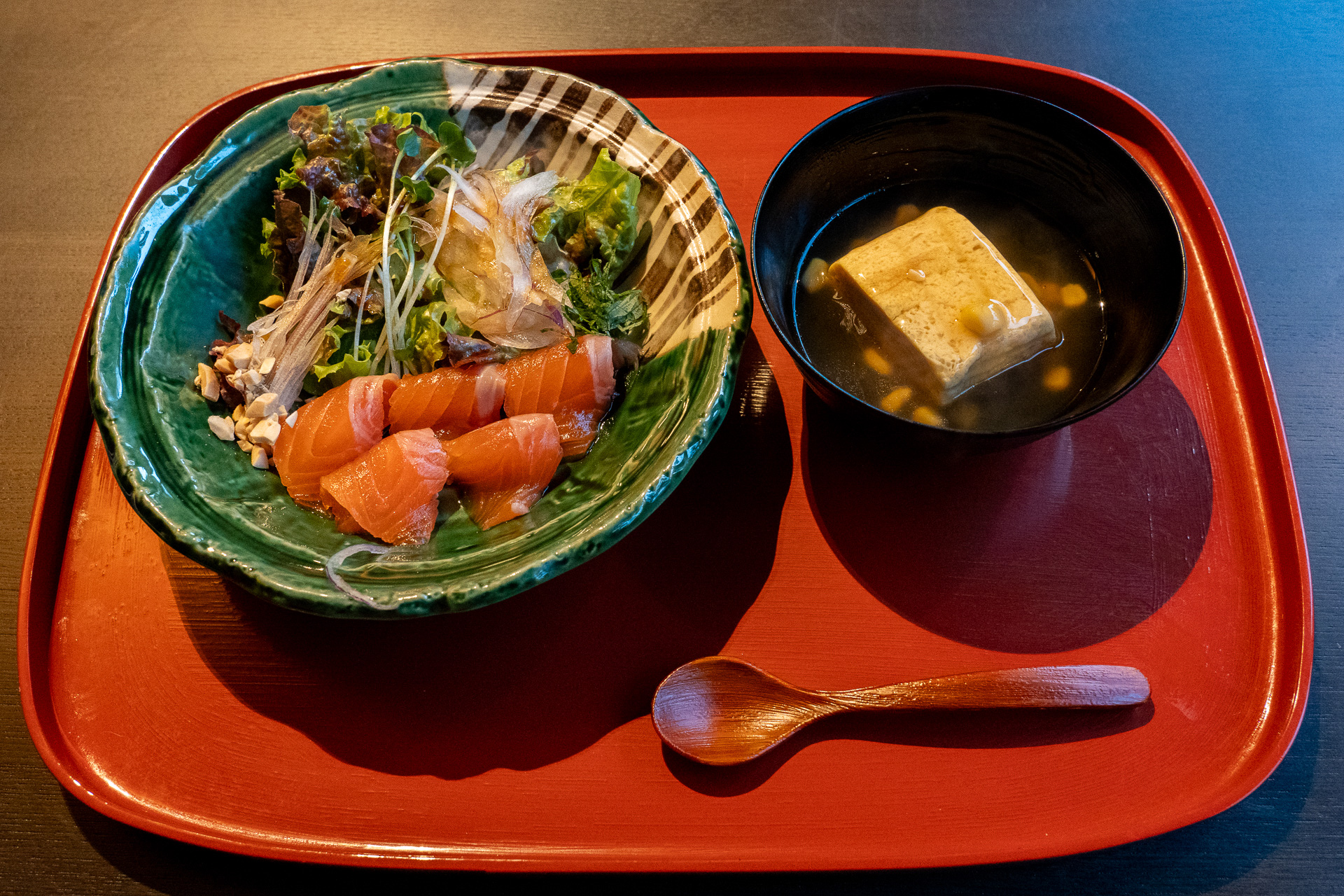 とうもろこし餡がかかった出汁巻き玉子と、サーモンの香味お造り