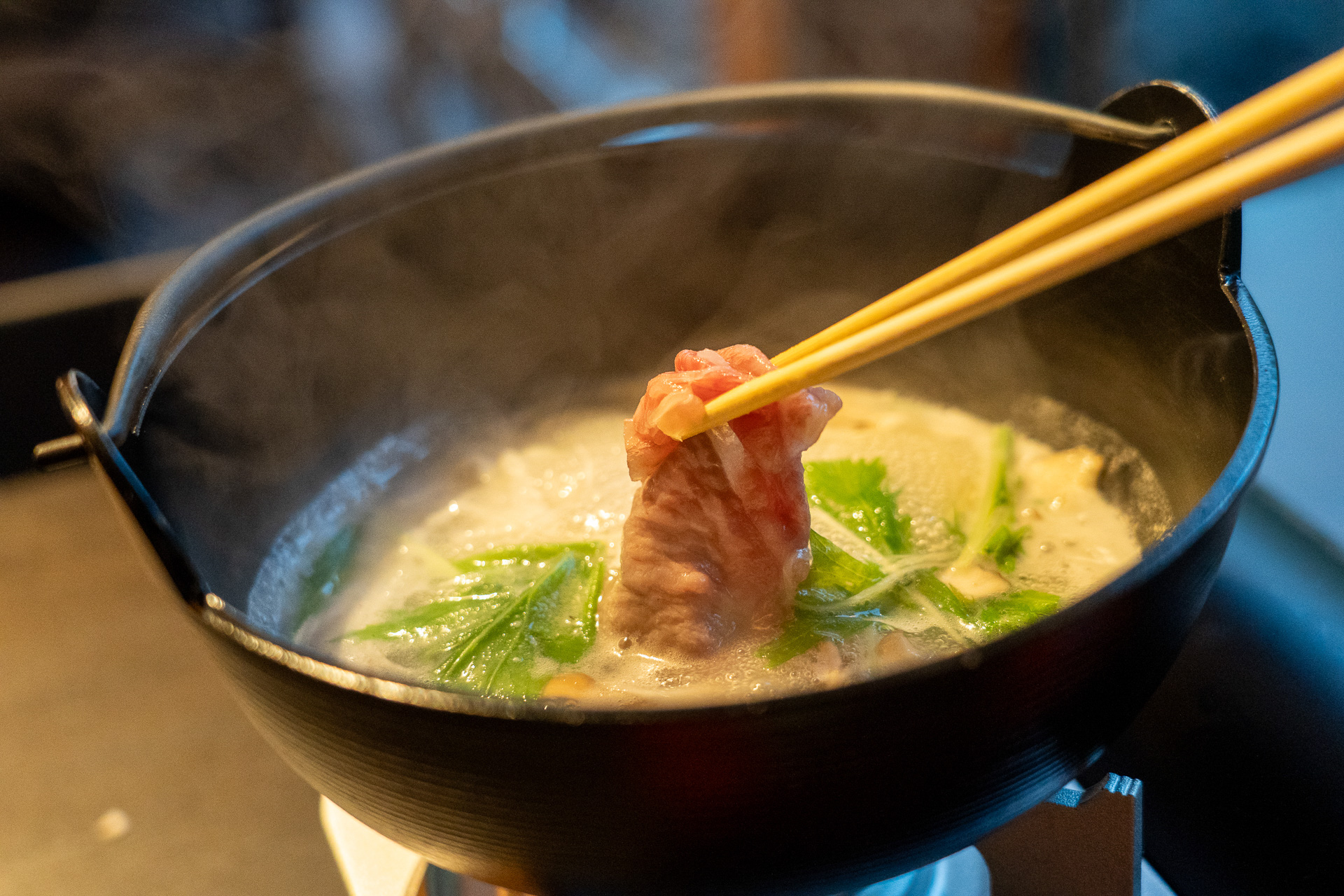 お肉をくぐらせるのはなんと蕎麦湯仕立てのお出汁
