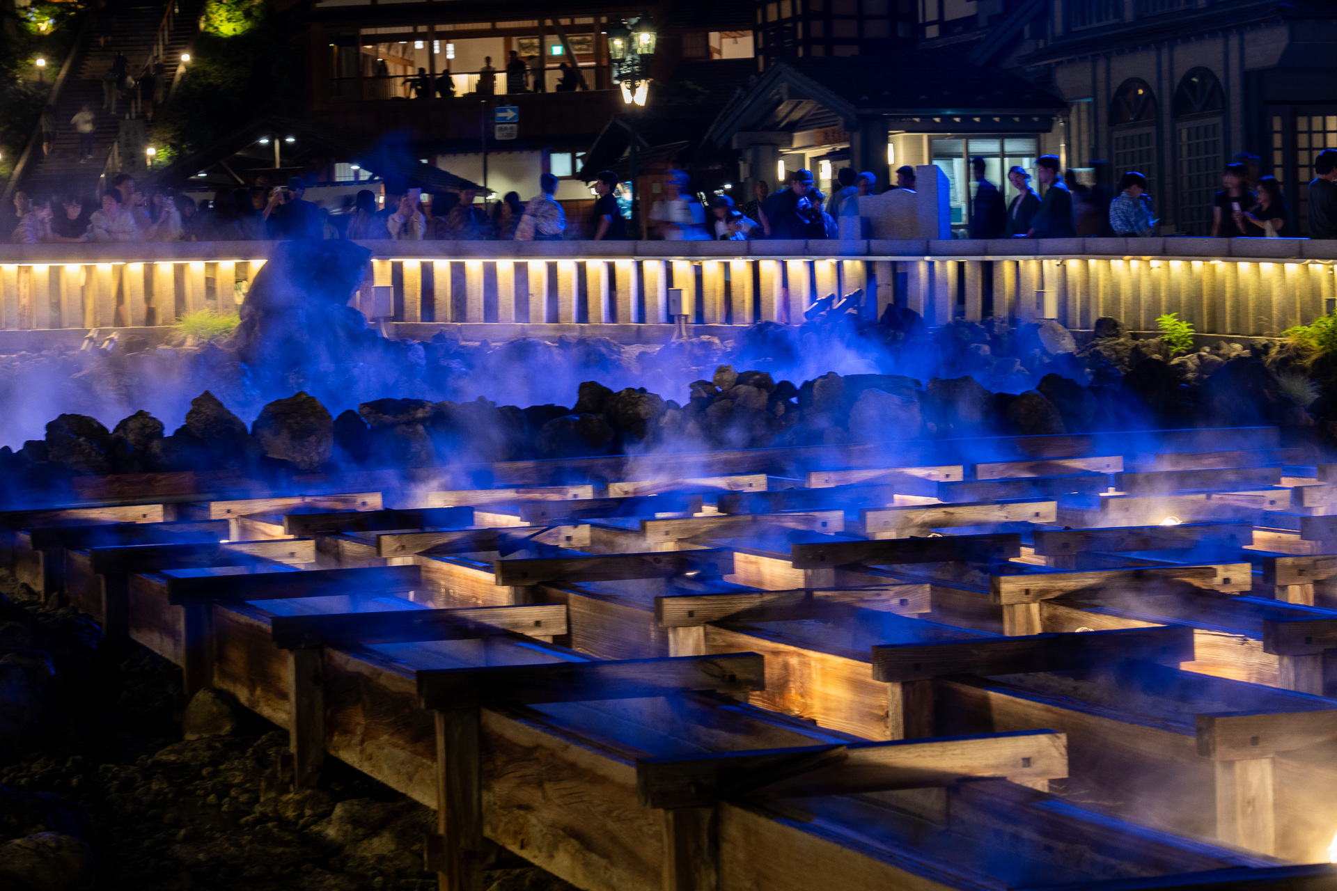 夜の湯畑は幻想的
