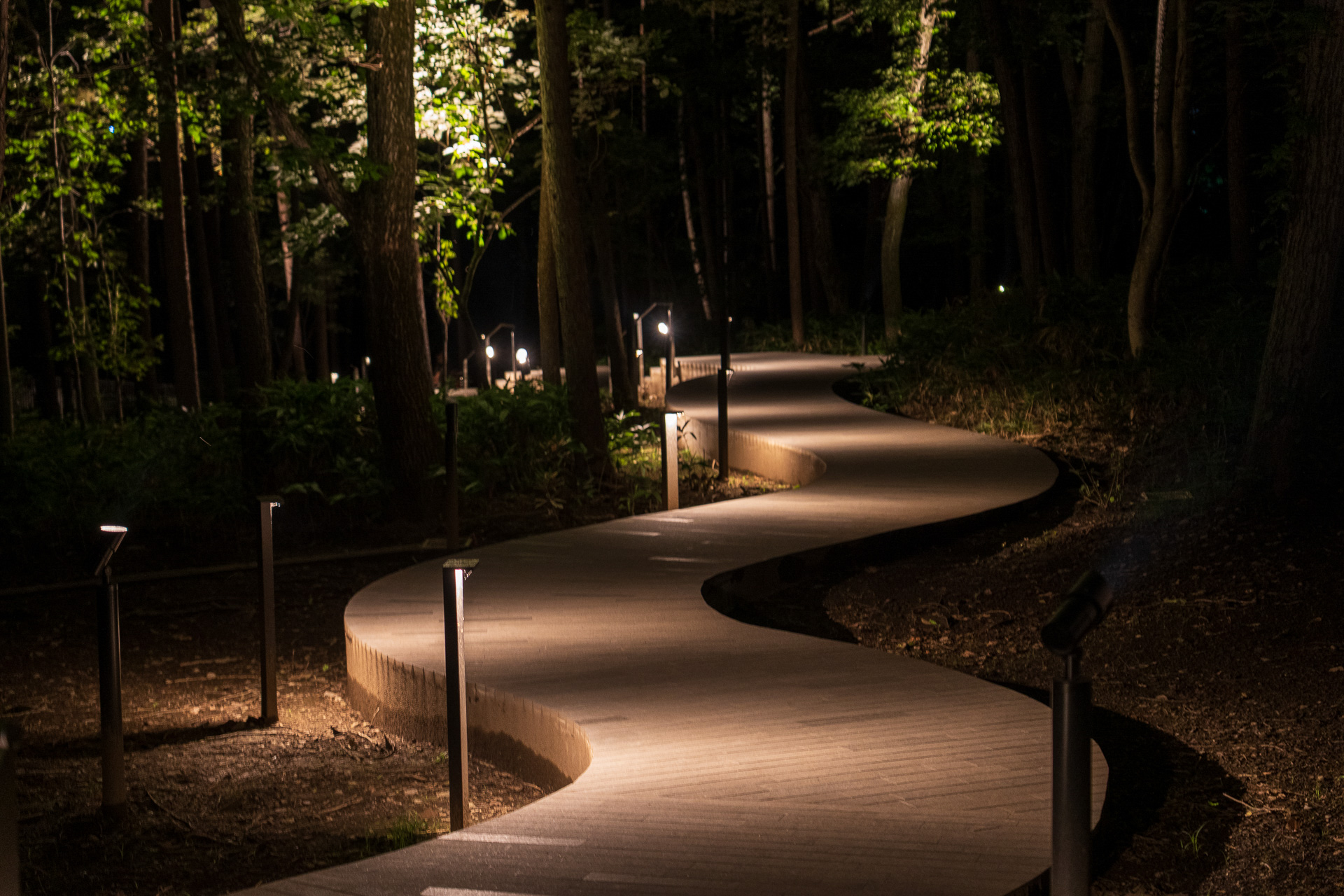 トンネルを抜けてこの小径に出ると、さっきまでの街の喧騒がウソのよう