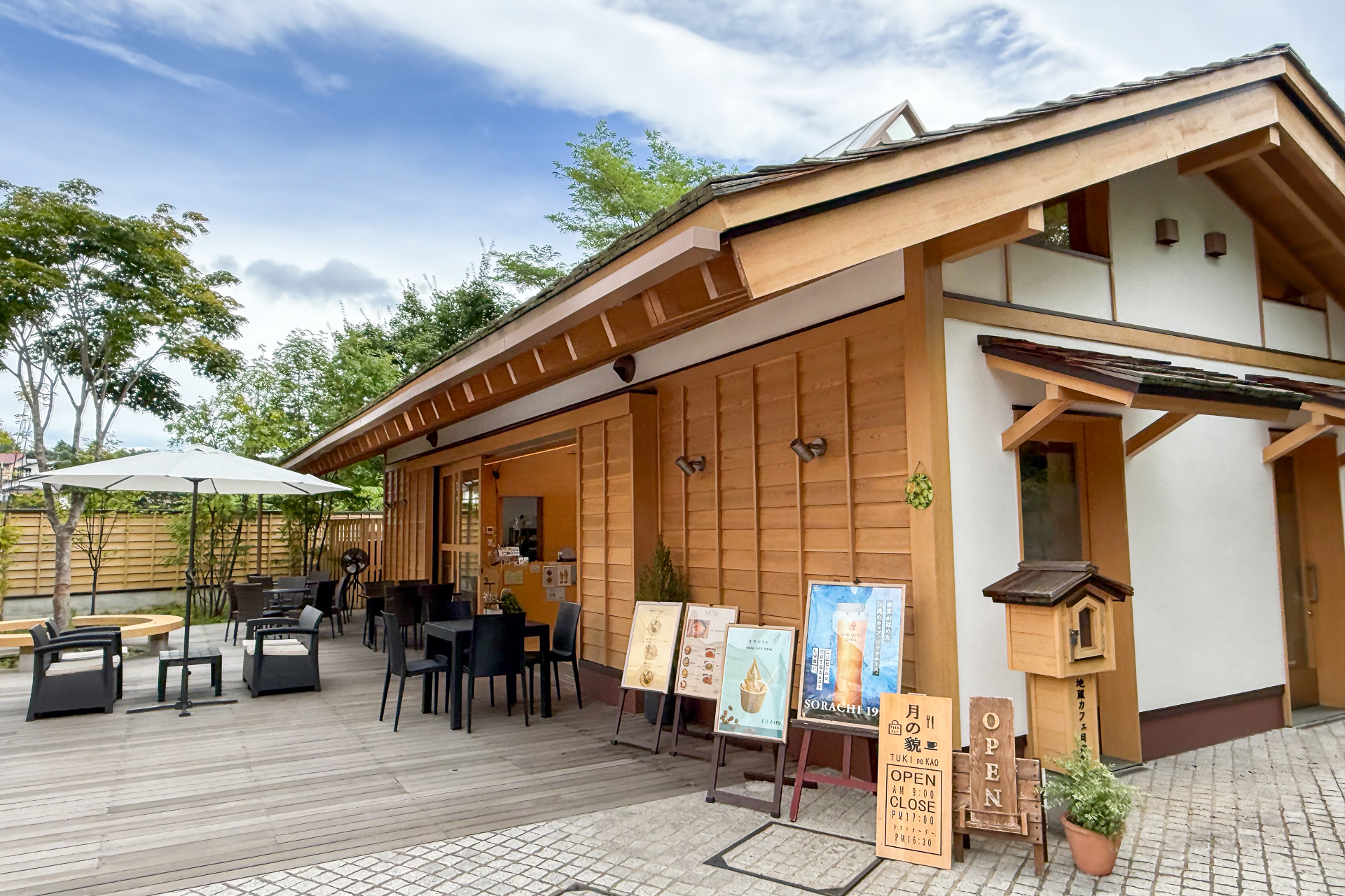 開放的なウッドテラス席がある「カフェ 月の貌」