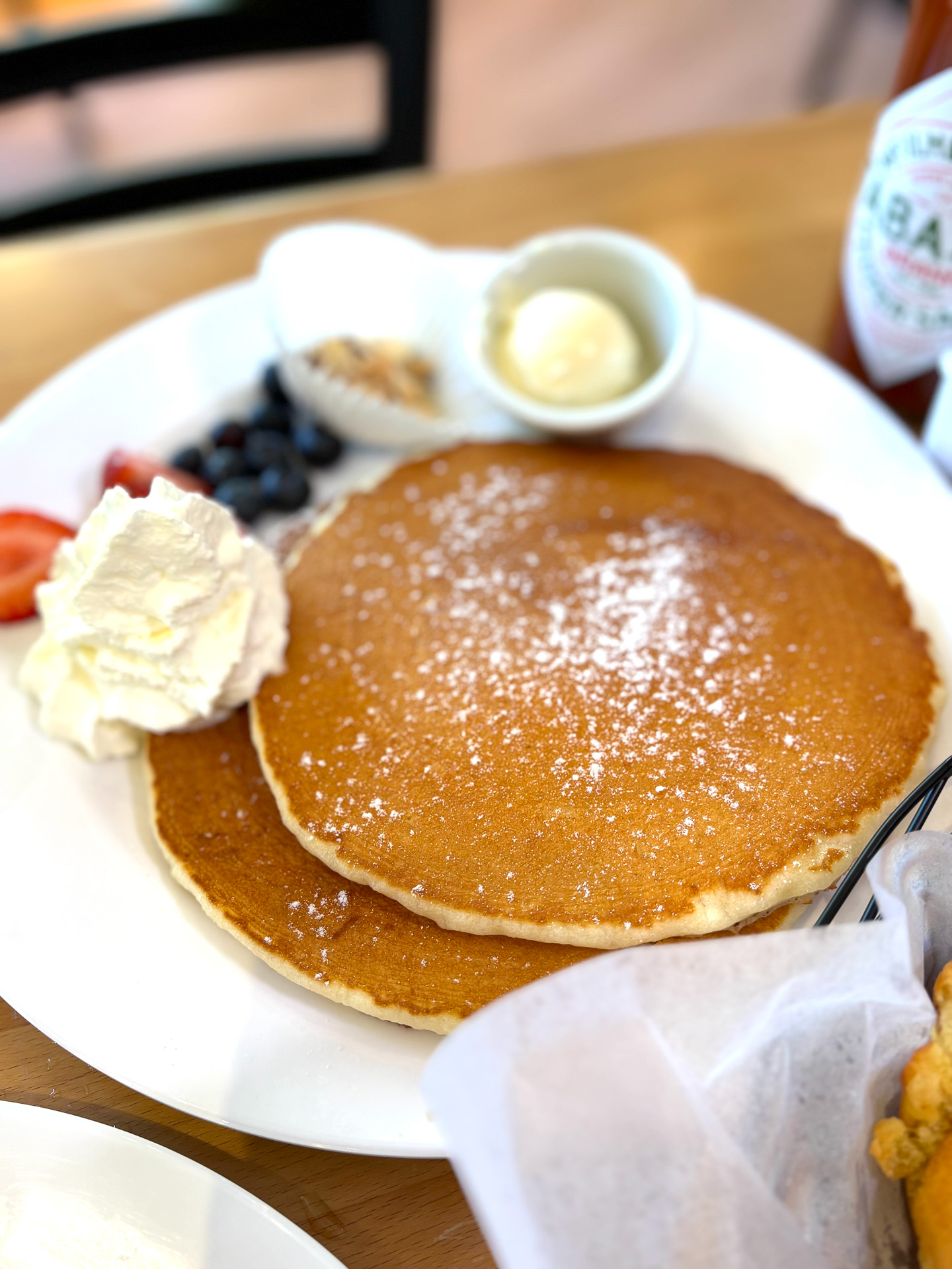 ベリーズ＆ナッツショートスタック。2枚入りのホットケーキ（20.50ドル）