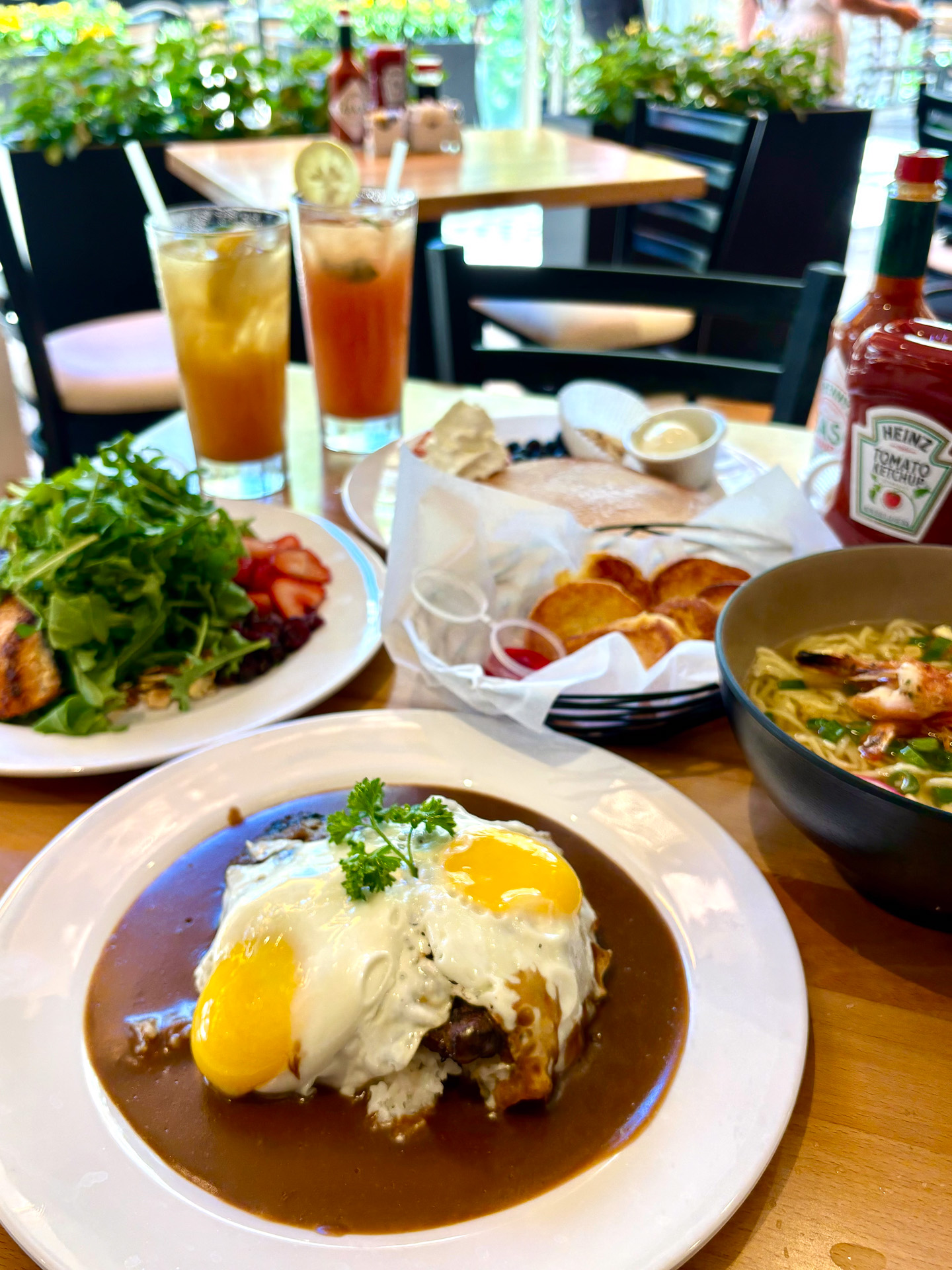ロコモコやサイミンなどハワイのローカルフードを食べるならこの店！というロコも多い