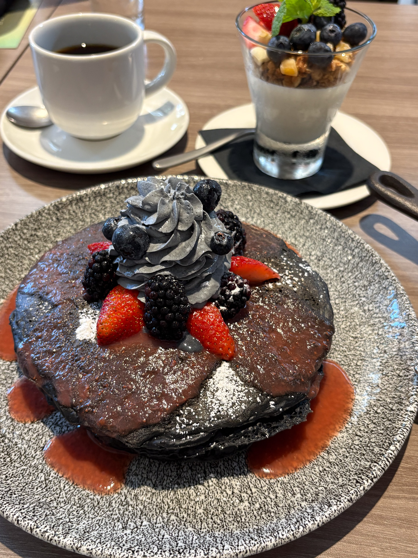 チャコール・バターミルク・パンケーキ（20ドル）は13時までの朝食メニュー