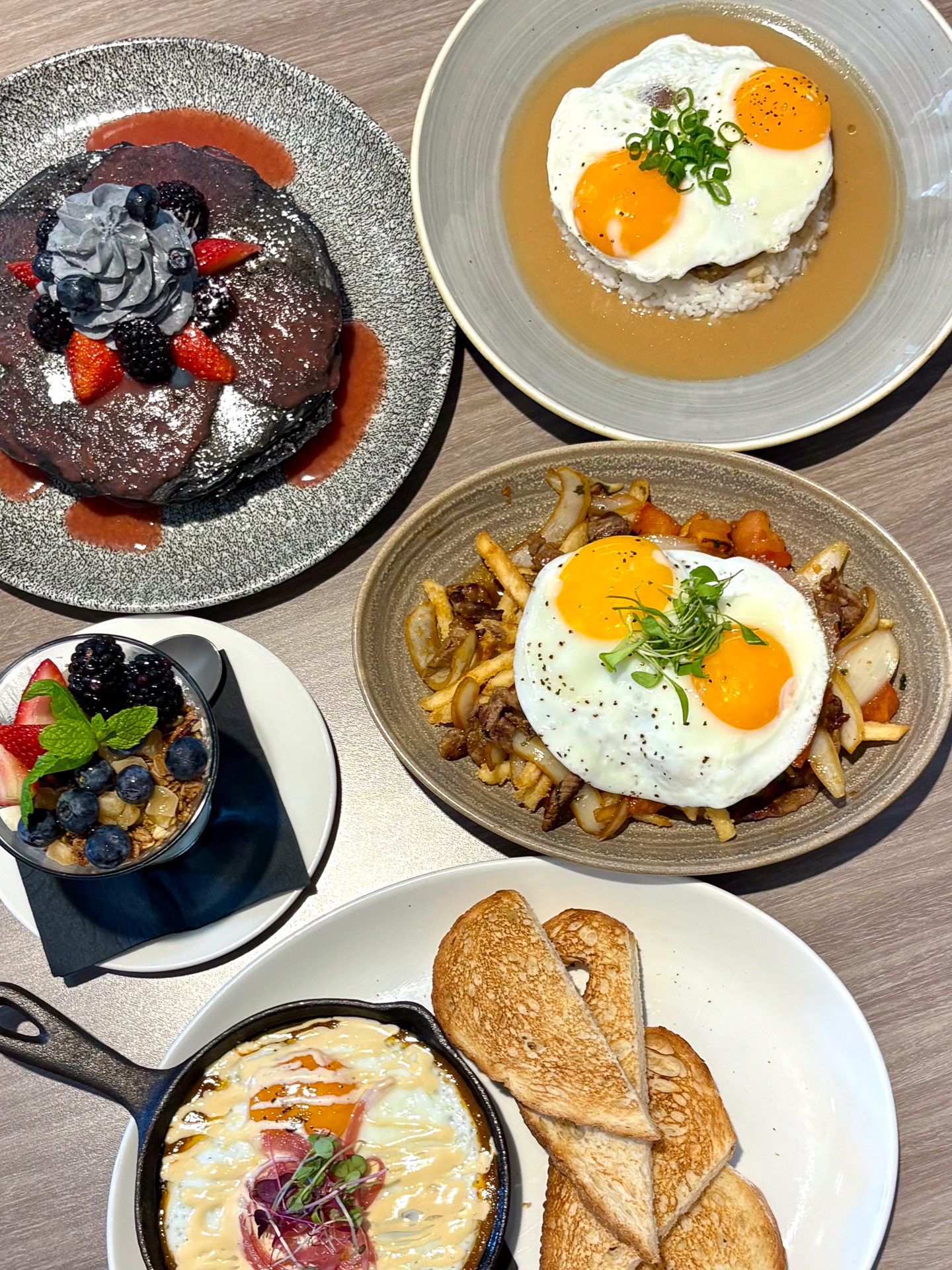 ペルーの家庭料理をベースにしたフライドポテト料理ロモサルタードやシャクシュカなどひねりの効いたメニュー