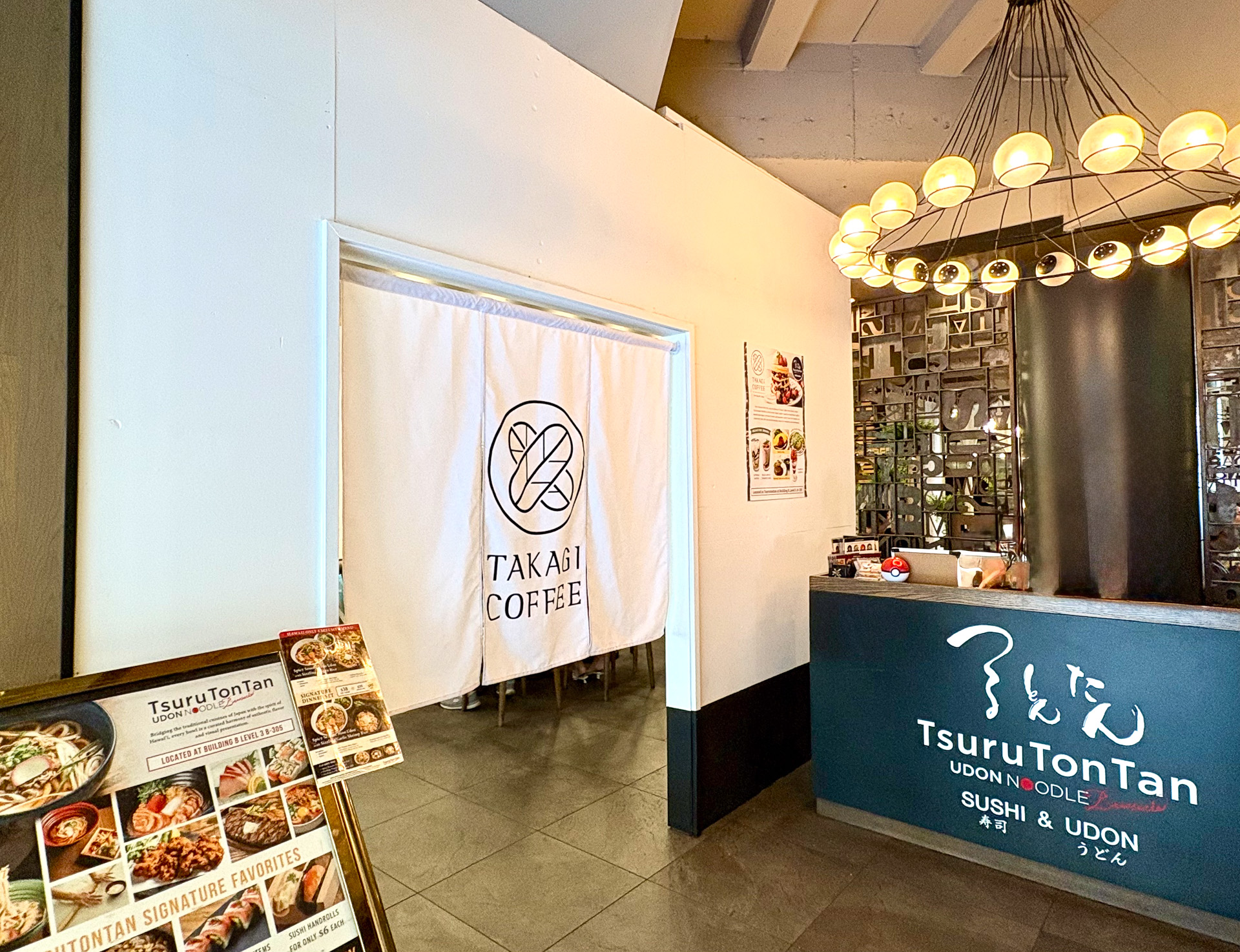 ロイヤル・ハワイアン・センター3階の「つるとんたん」の店内に、期間限定で「タカギコーヒー」がオープンした