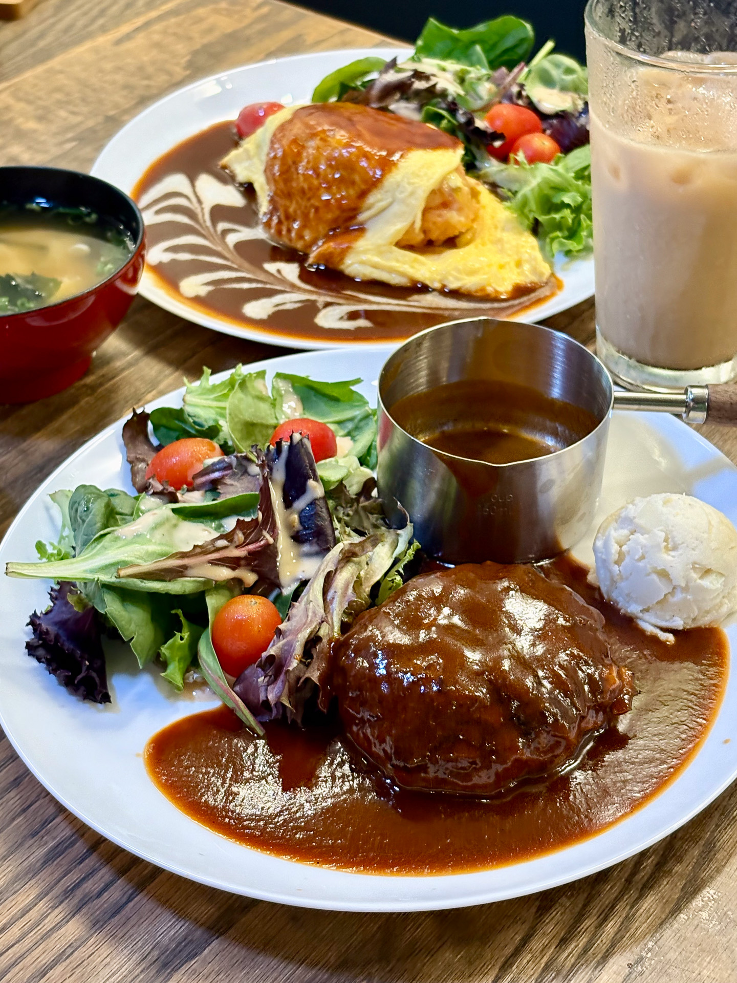 和牛ハンバーグステーキ（22ドル）と、オムライス（19ドル）は日本の洋食の味。味噌汁付き