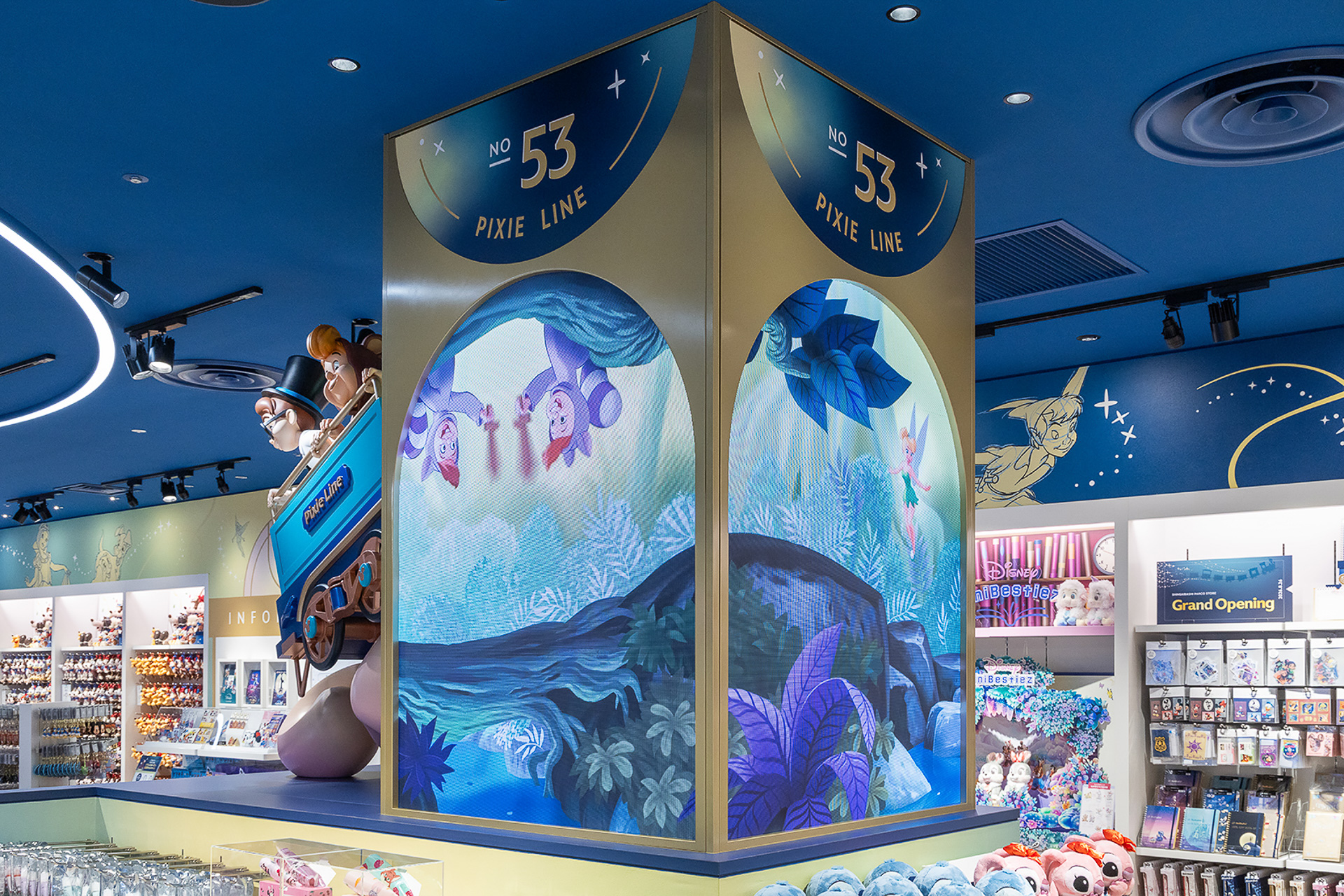 店内ではディズニーの仲間たちを旅へと導く蒸気機関車「Train of Wonder」がかけ巡る