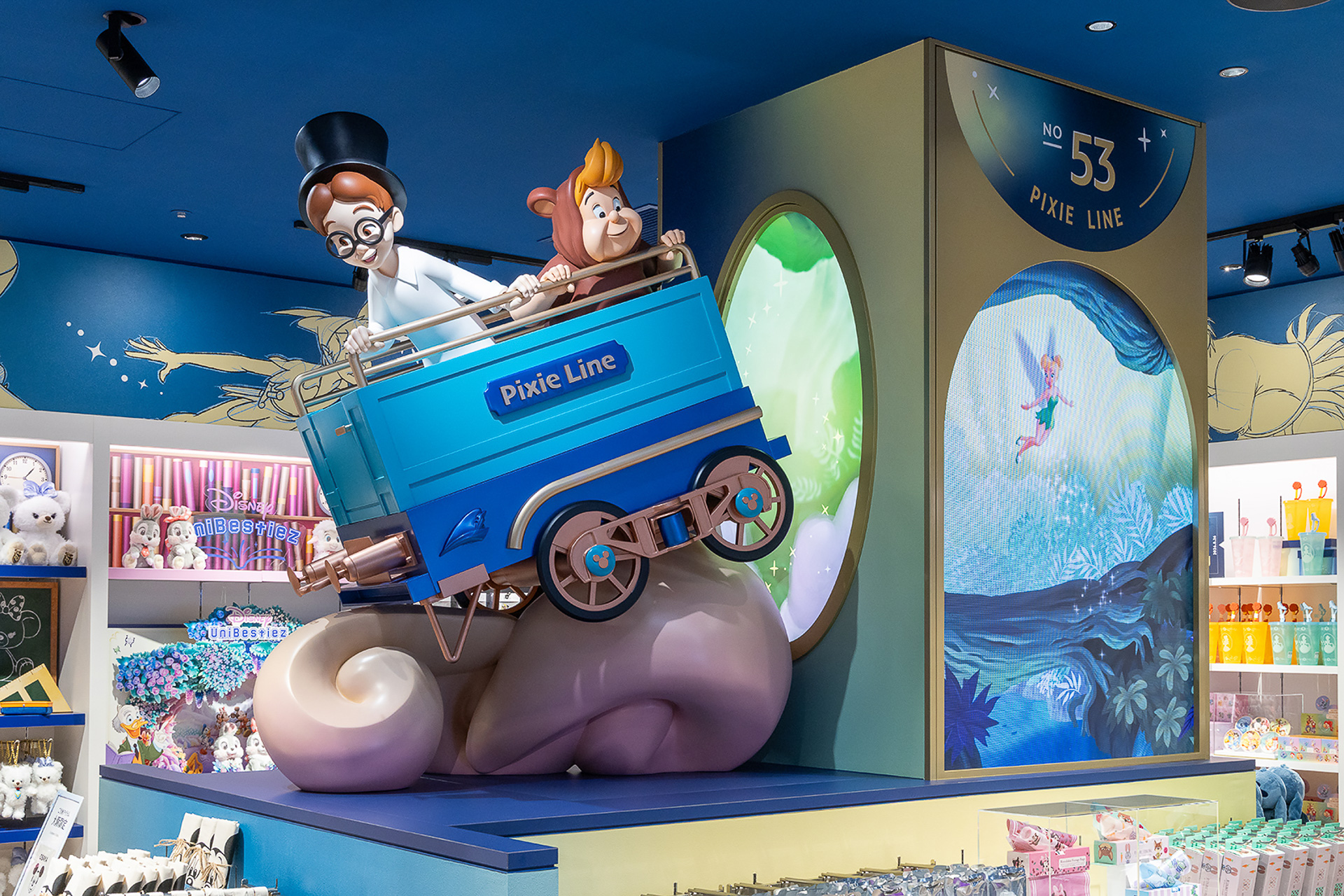 店内ではディズニーの仲間たちを旅へと導く蒸気機関車「Train of Wonder」がかけ巡る
