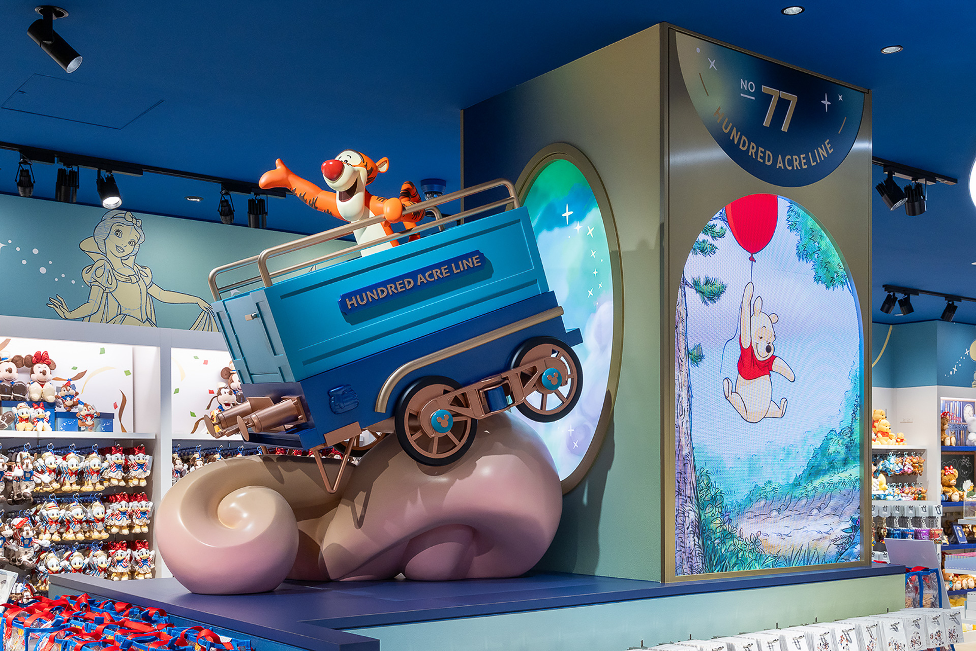 店内ではディズニーの仲間たちを旅へと導く蒸気機関車「Train of Wonder」がかけ巡る