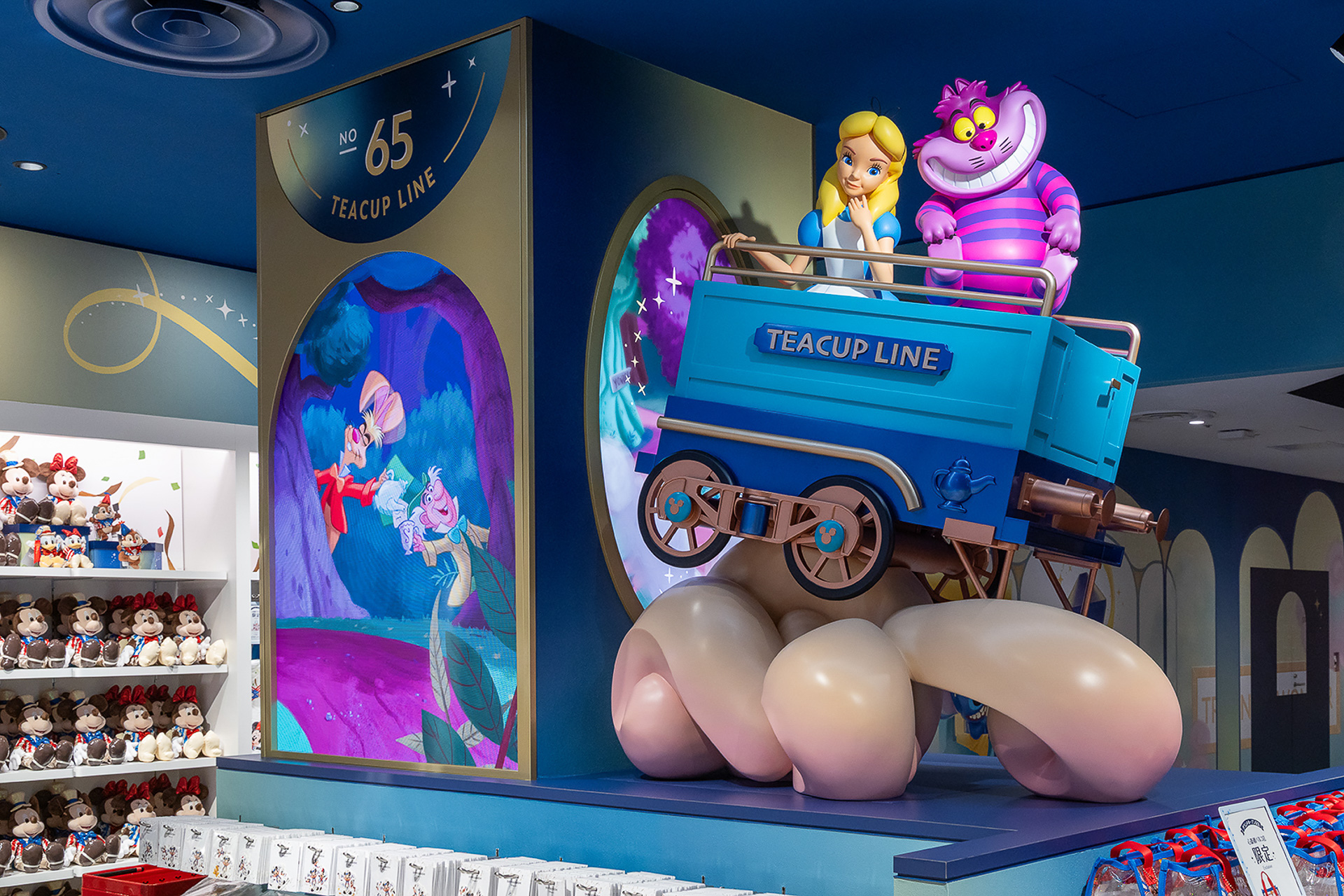 店内ではディズニーの仲間たちを旅へと導く蒸気機関車「Train of Wonder」がかけ巡る