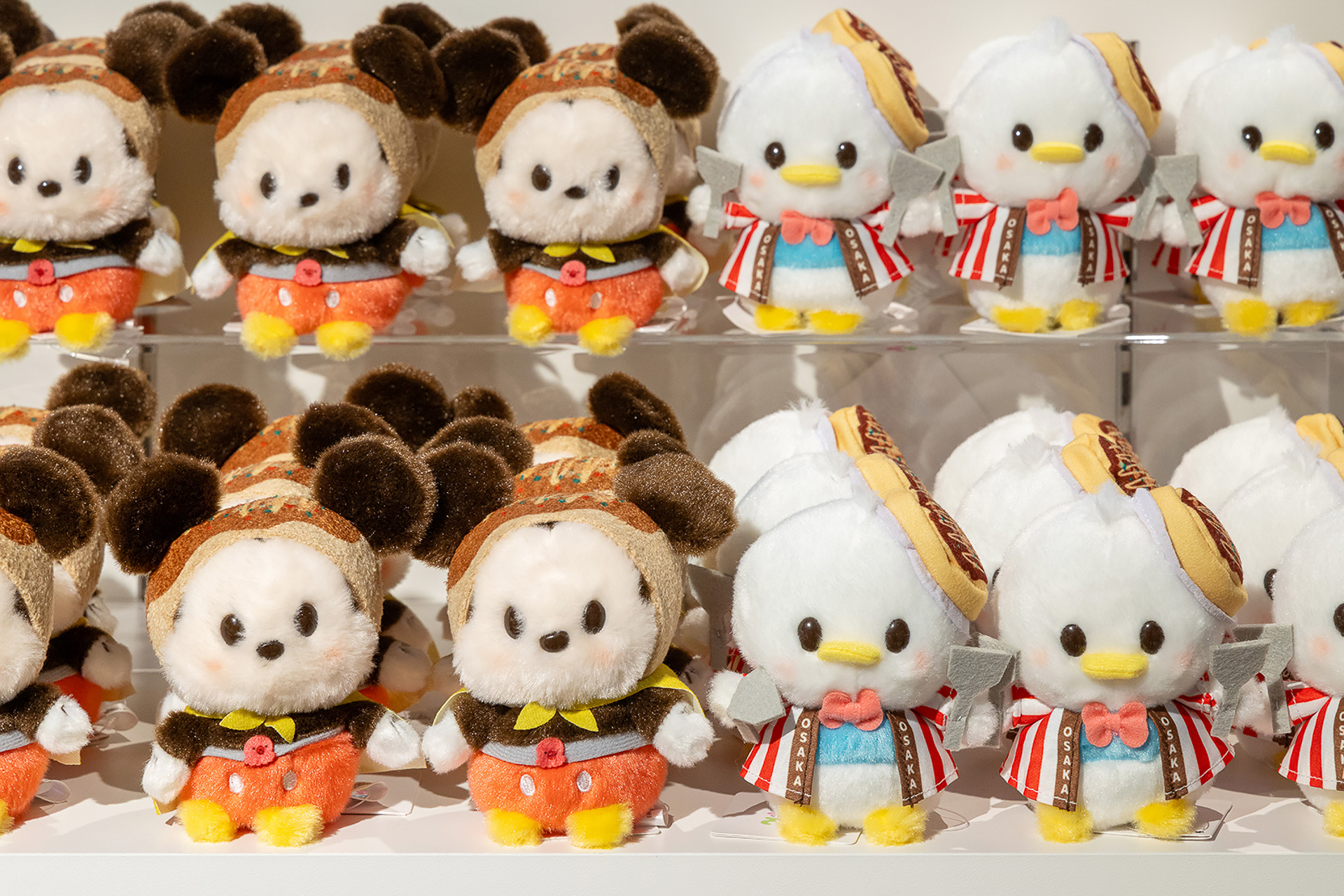 うるぽちゃちゃん ぬいぐるみ（各1800円）