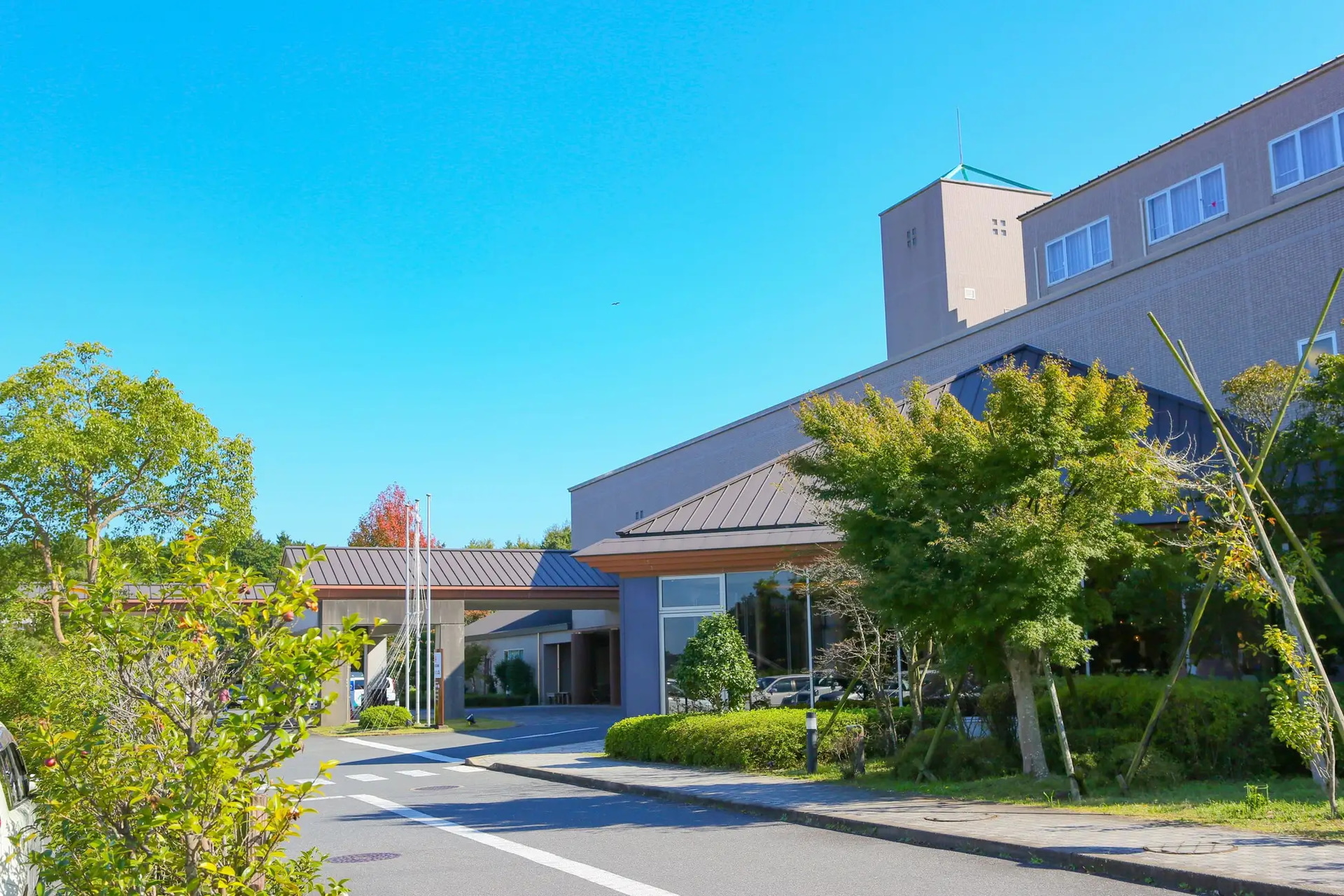 都心からクルマで約1時間でアクセスできる「大江戸温泉物語 君津の森」（千葉県）。アウトレットパークや観光牧場も宿30分圏内
