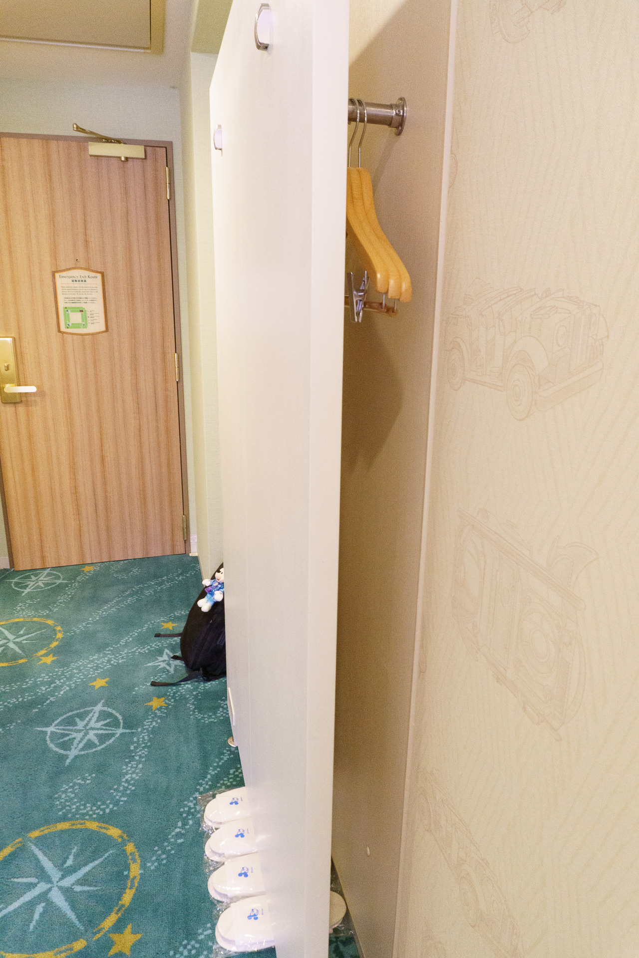 （奥に映り込んでいる黒いリュックは記者私物）