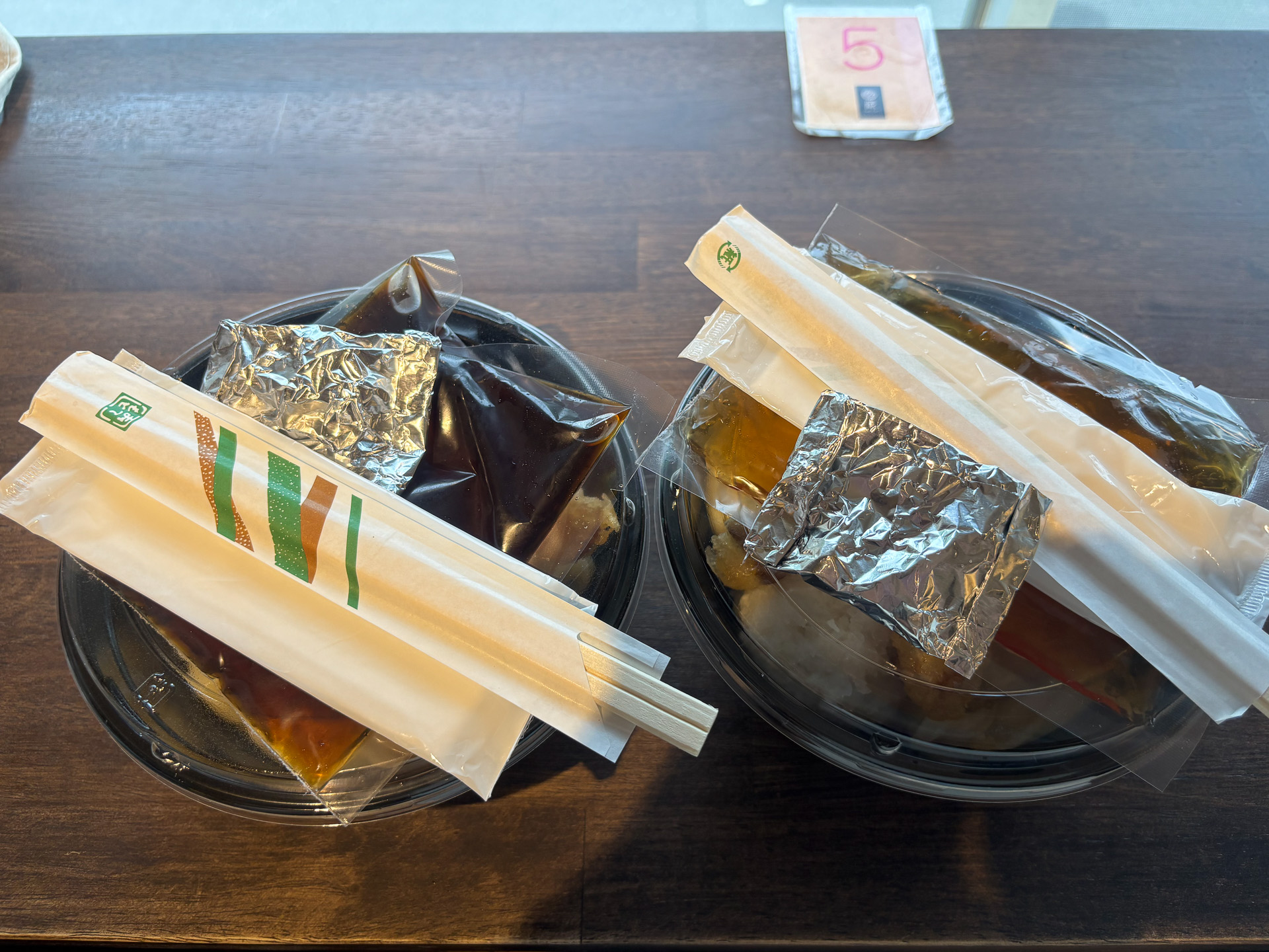 テイクアウトのおうどん、左が醤油だれ、右が京風だし