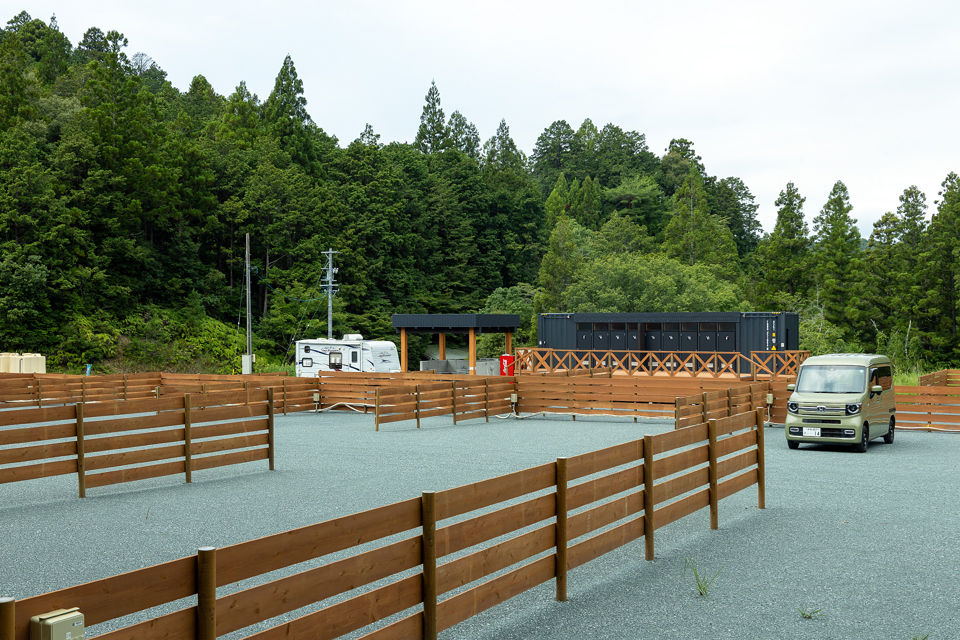 静岡県遠州地方にある小國神社。ここの敷地内に新たに作られたRVパークには広々とした区画が38個も並んでいる