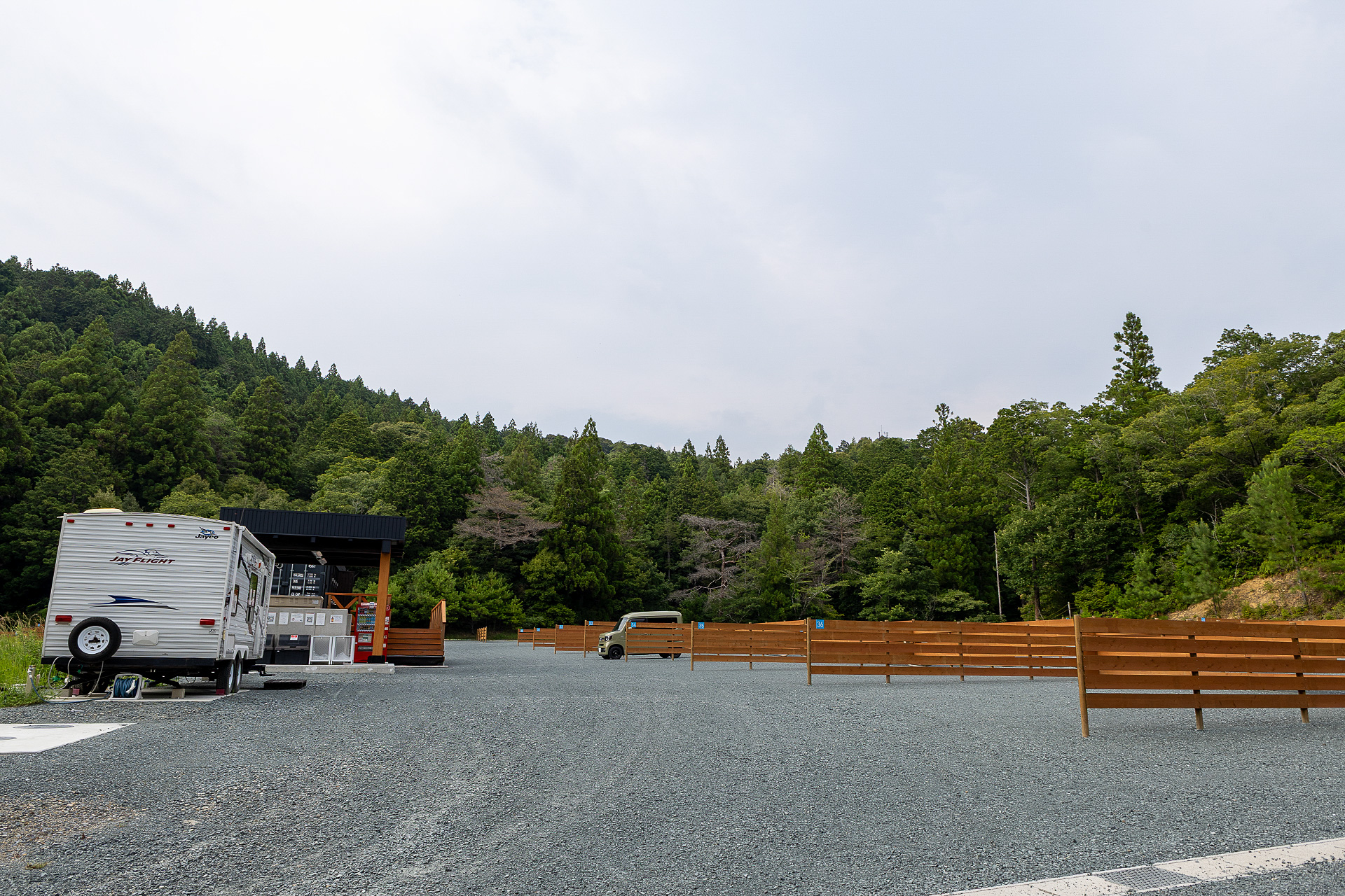 「RVパーク滝の宮」は2025年12月にオープン。歴史ある「小國神社」の敷地内にあり、フェンスで仕切られた区画割り