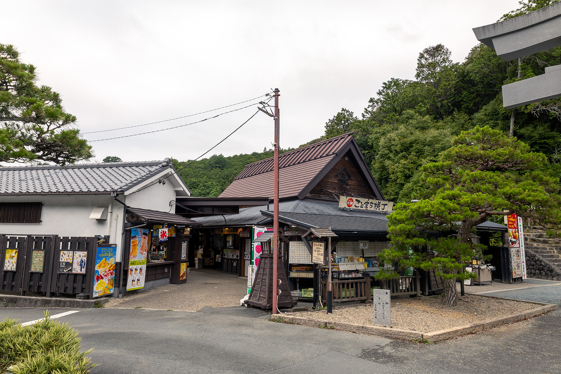 参道入り口、一の鳥居の横にお店が集まったエリアがある