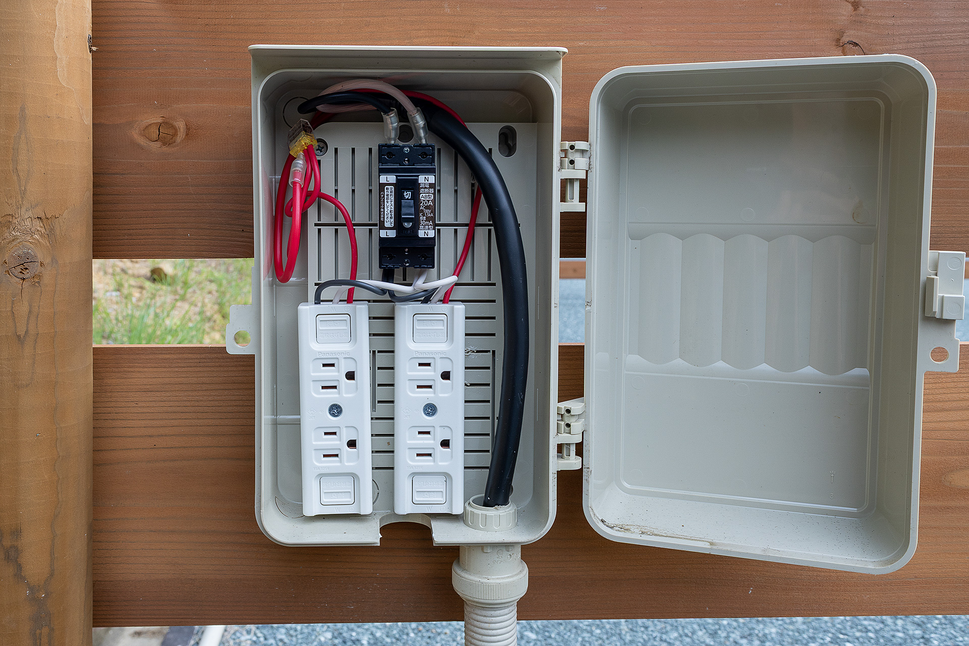 それぞれのサイトには15Aの電源がある。タープの展開は可能だが、テントで就寝するのは禁止。サイト内でガスコンロや炭火を使った調理は可能だが、神社の敷地内なので焚き火、花火は禁止