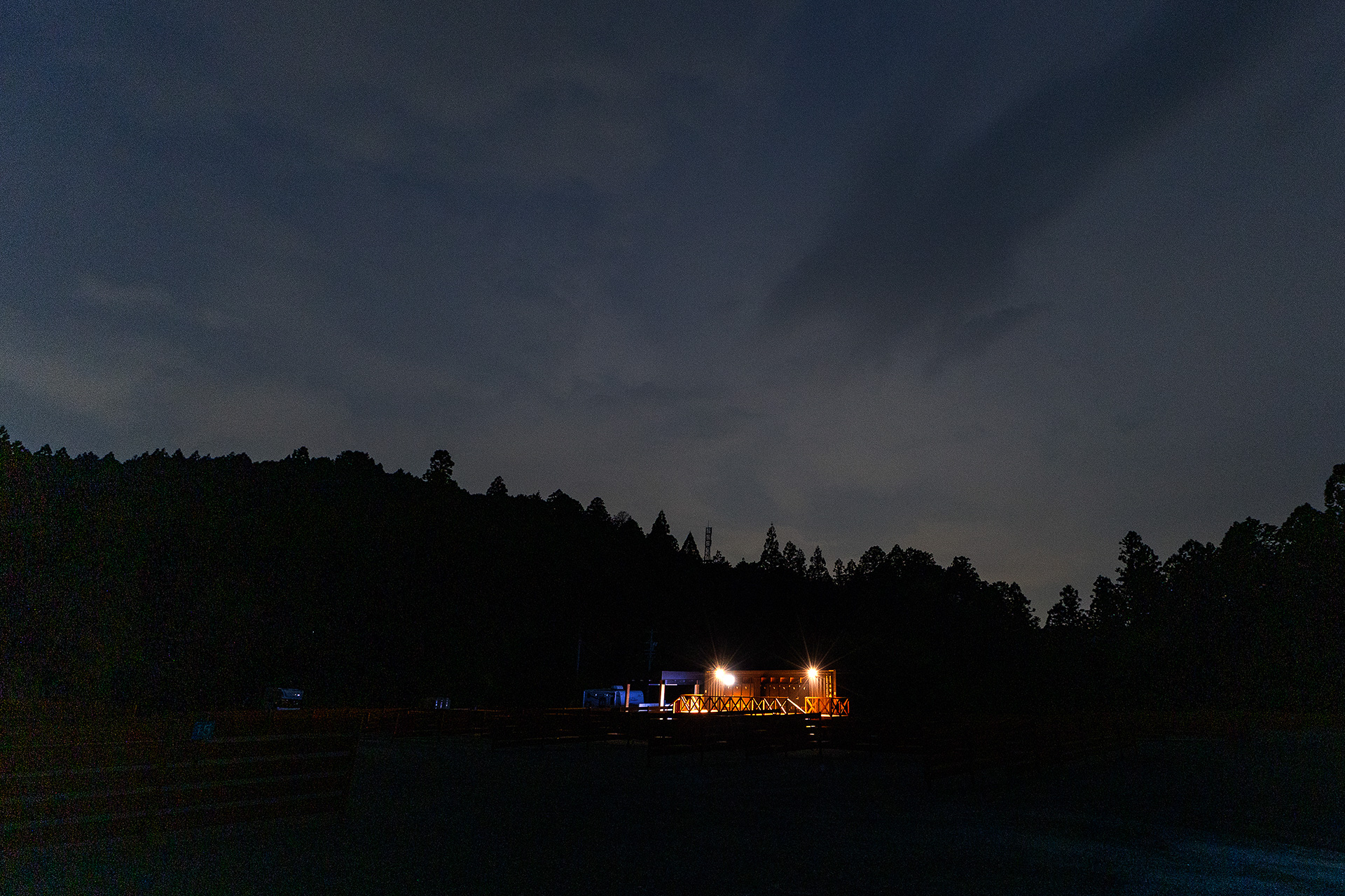 サニタリー棟以外に明かりがないので、夜は基本的に真っ暗になる。周辺に民家などもない。山を抜ける道路もあるが、そもそもの交通量が少ないようで音はまったく聞こえなかった