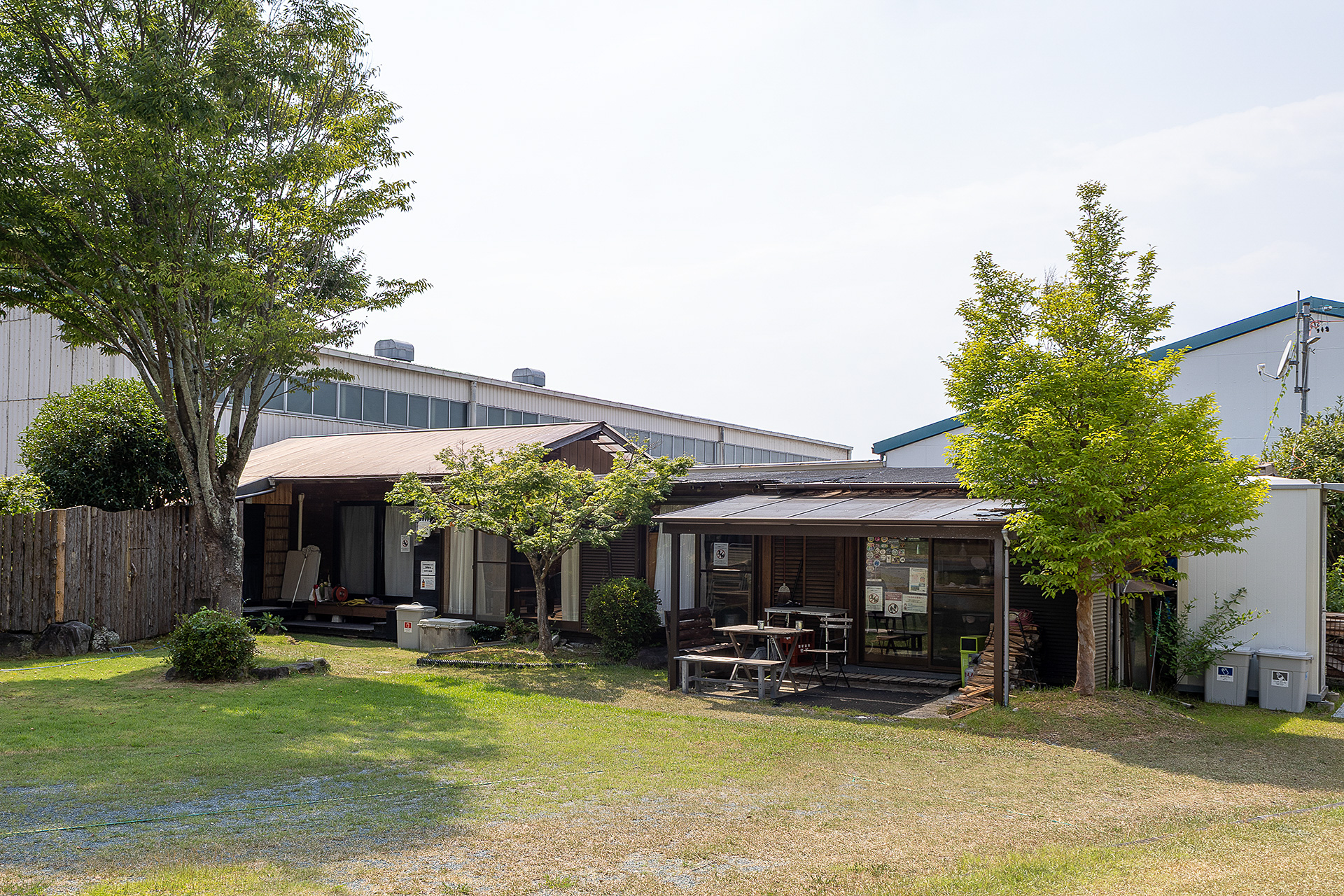 こちらが管理棟。利用者がいる場合は、夜間を除き、管理人の方が詰めていることもある
