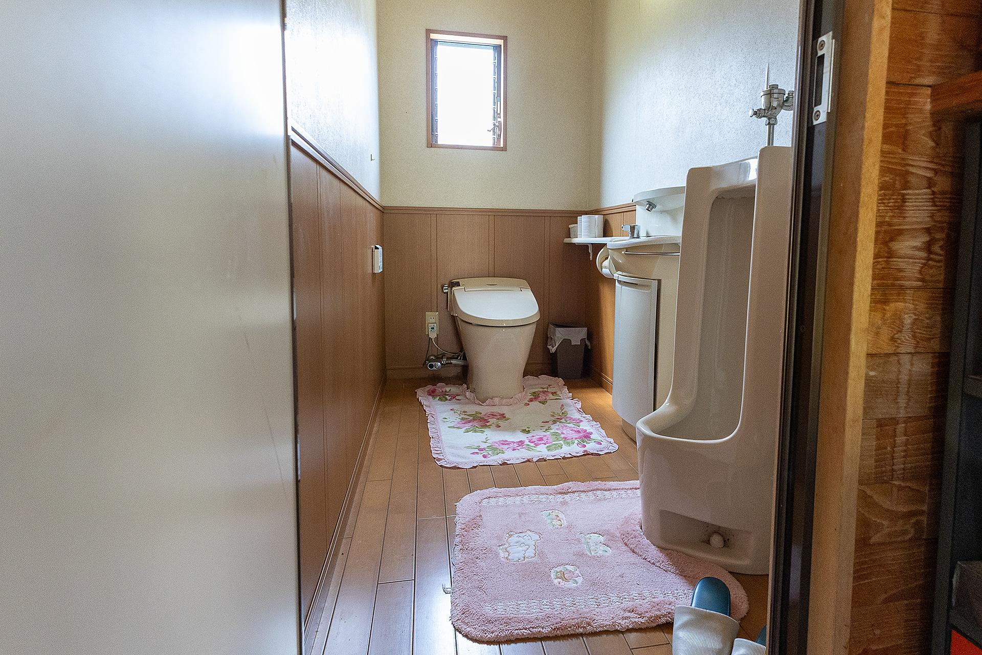 管理棟内のトイレ。男女共用