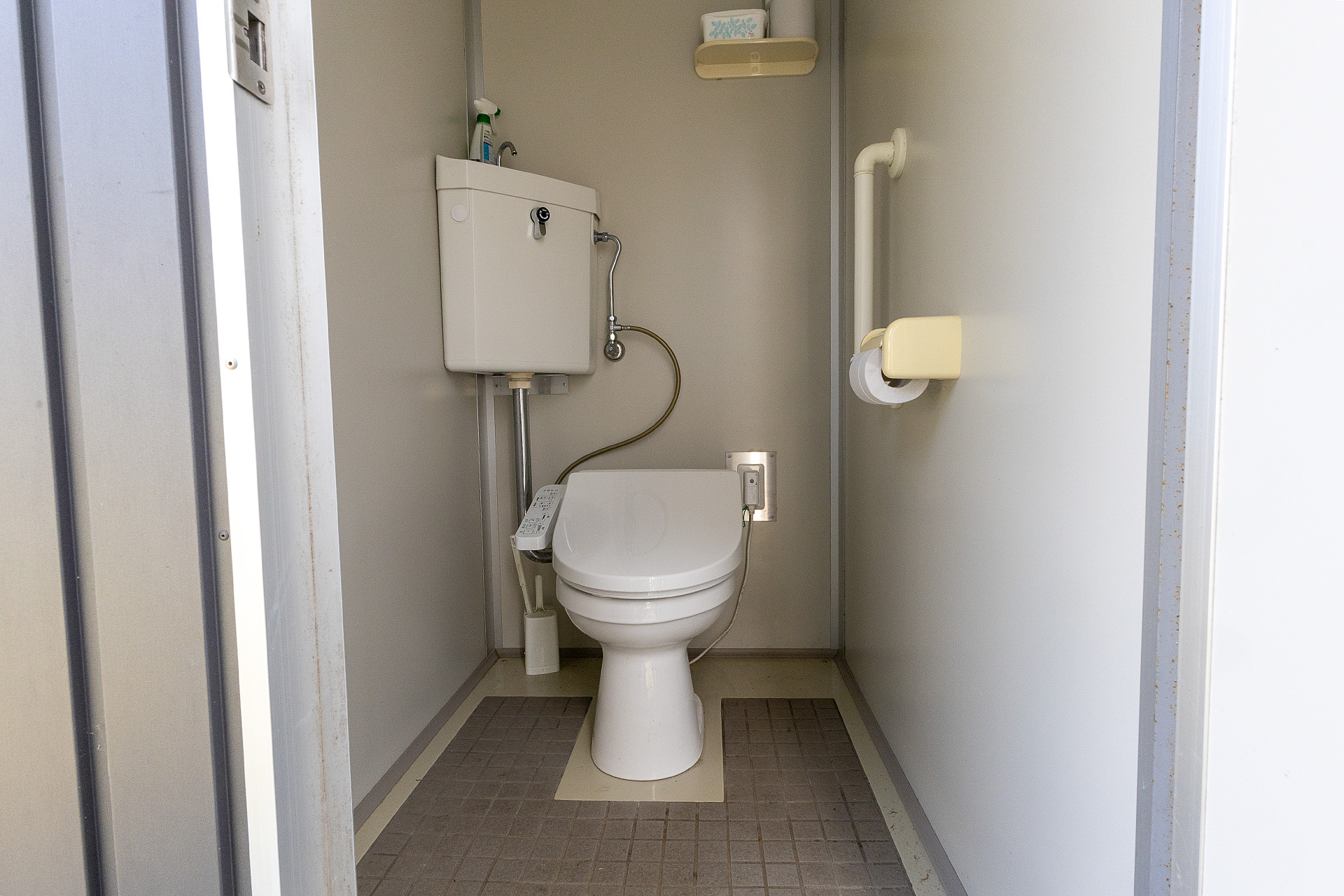 管理棟の外にもトイレがある