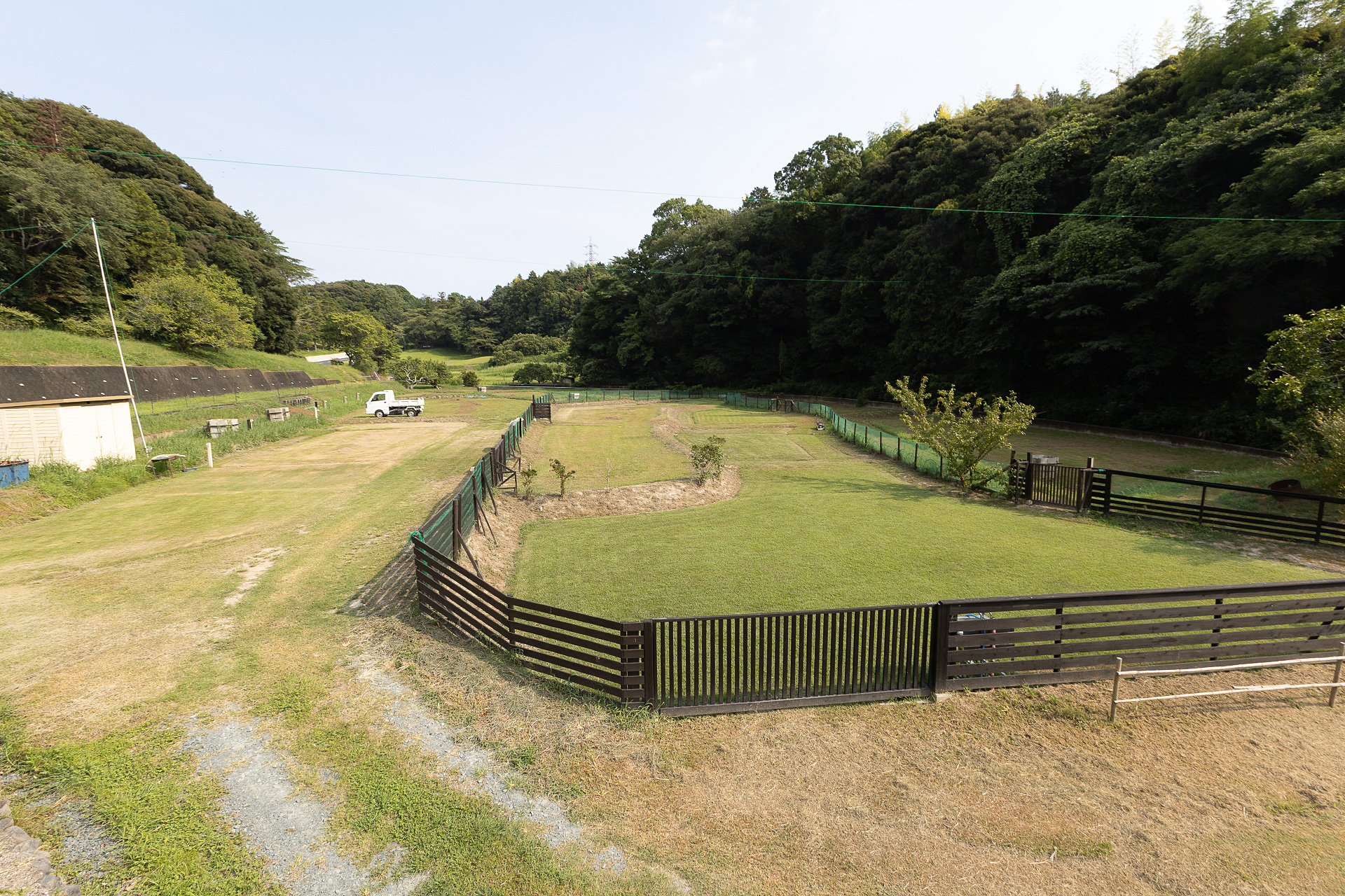 拡張中のエリア。山側なので景色もいい。写真右側がフェンスで囲まれたドッグランサイト。クルマごと乗り入れることができる。写真左手は8番～10番が電源付き。奥にも2つサイトがある