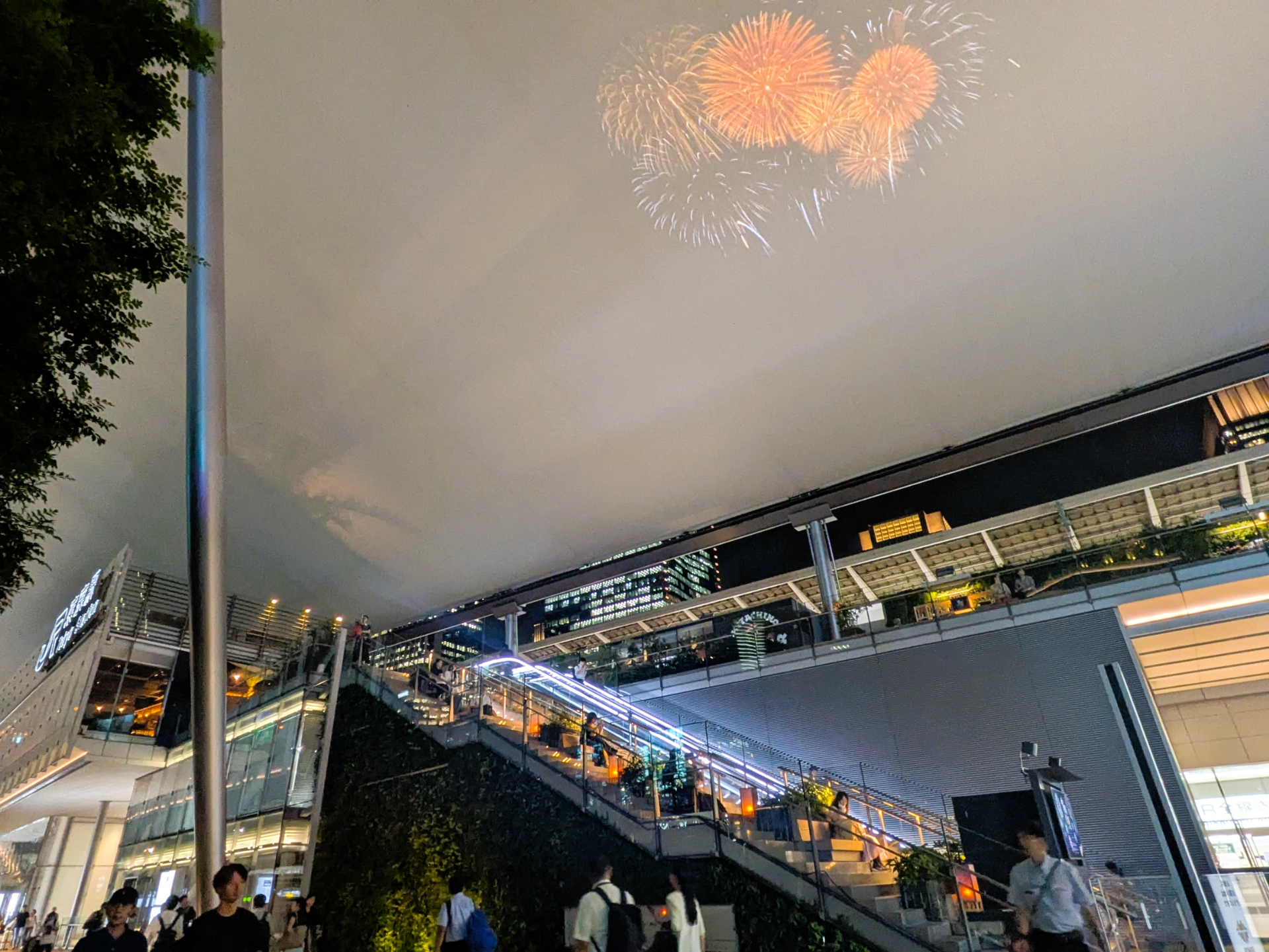 期間中、東京駅八重洲口のルーフにプロジェクションマッピングで花火が映し出されるほか、2階のグランルーフガーデンには灯篭が設置され、ライトアップされる「宵路灯篭」も開催。期間限定メニューや新幹線内で販売されているアイスクリームなども購入可能（週末のみ）。花火の下でちょっと一杯、というのもよさげ