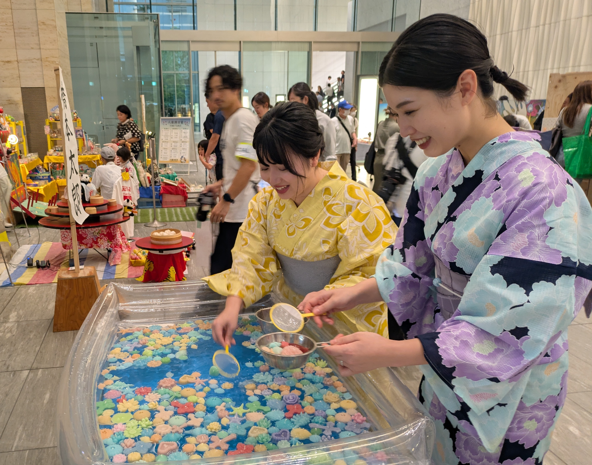 キャンドルすくい。涼しげなアクティビティで楽しそう！　アトリウム内はエアコンも効いているので実際に涼しいのであります
