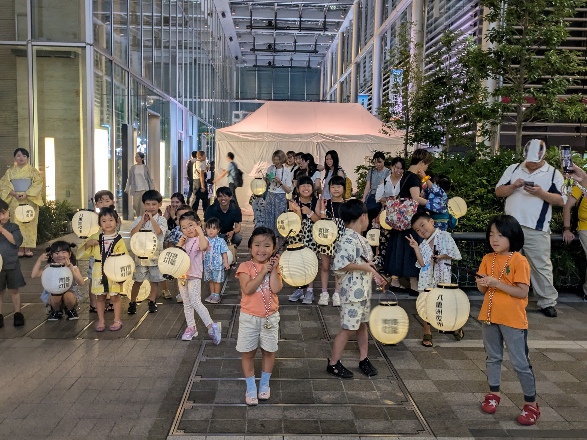 初日のみ、キッズによる提灯行列が開催された。東京駅までヤエチカやグランスタを訪ねる街歩き企画。ゲーム感覚もあり大人もばっちり楽しめる
