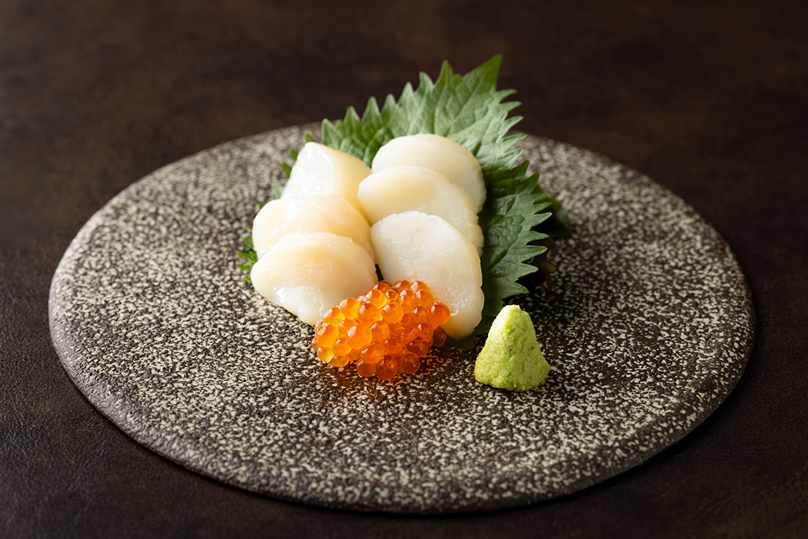 素材をそのまま味わう豪華な1皿が選べる「北海道産紅ズワイ蟹 1肩」「北海道産ホタテ刺身 いくら飾り」「黒毛和牛ステーキ 山わさび添え（ディナー限定）」