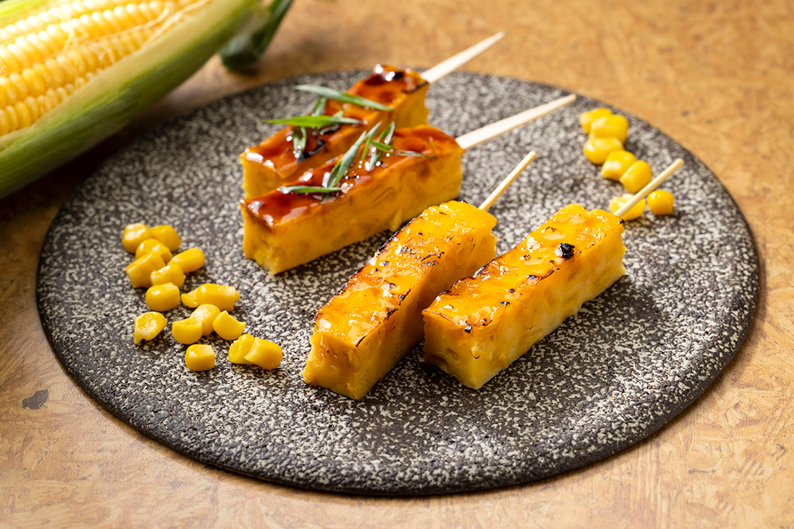もろこしスティック串。おやつ感覚の“コーンキャラメル”と、香ばしく食欲そそる“バター醤油”の2種類