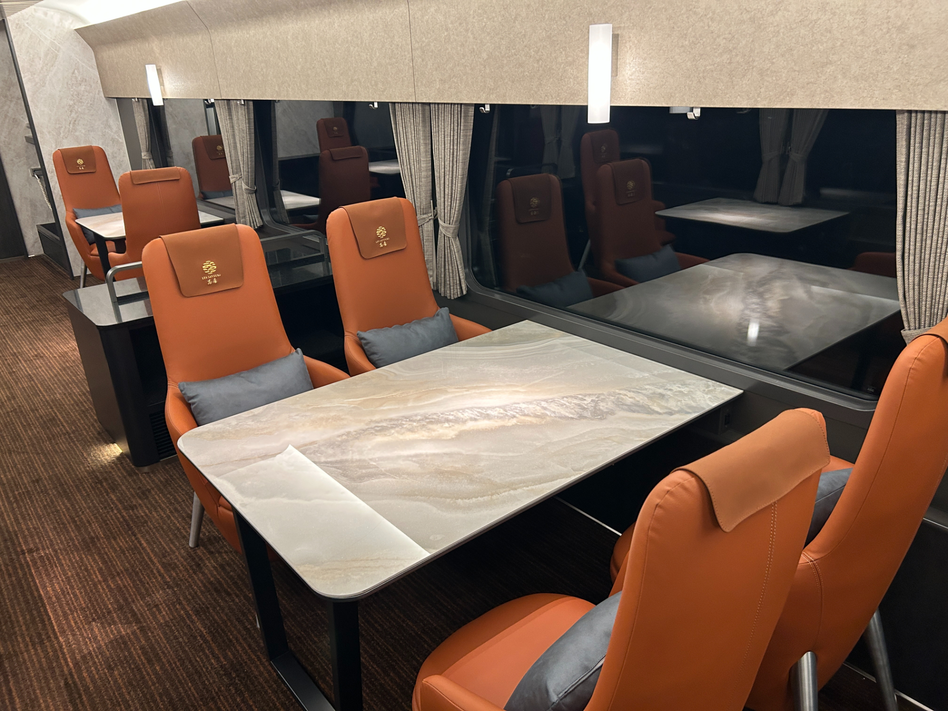 フレンチコース席（4号車）は、2～4名向けのテーブル席。やわらかな光の間接照明で上質な空間を演出