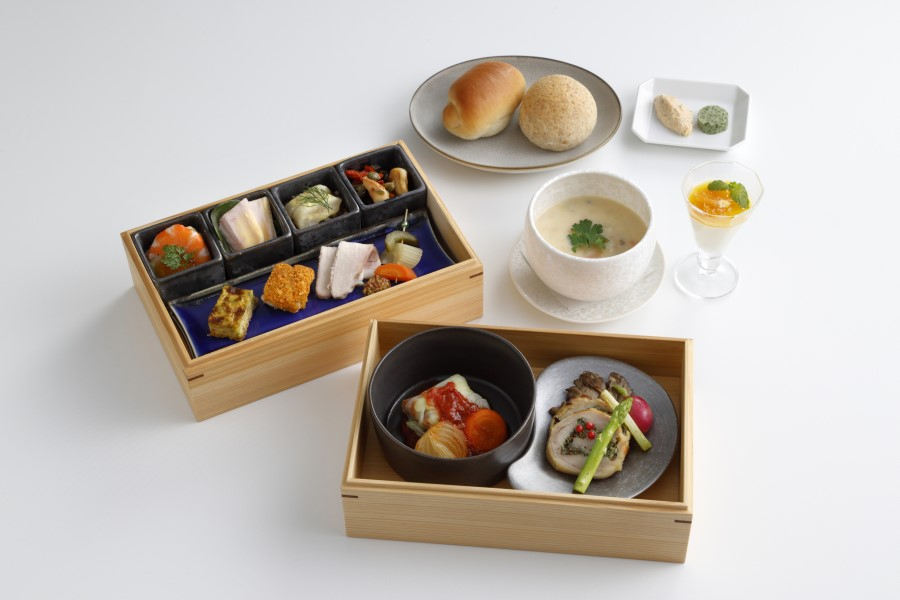 「フレンチ膳」は、三重県産和牛のパルマンティエ風 キャベツのルーロー、伊勢あかりのぽーく ローストポーク、伊勢湾産アサリ入りクラムチャウダーなど