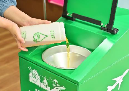家庭からの廃食油を、持続可能な航空燃料の原料として再利用する取り組み
