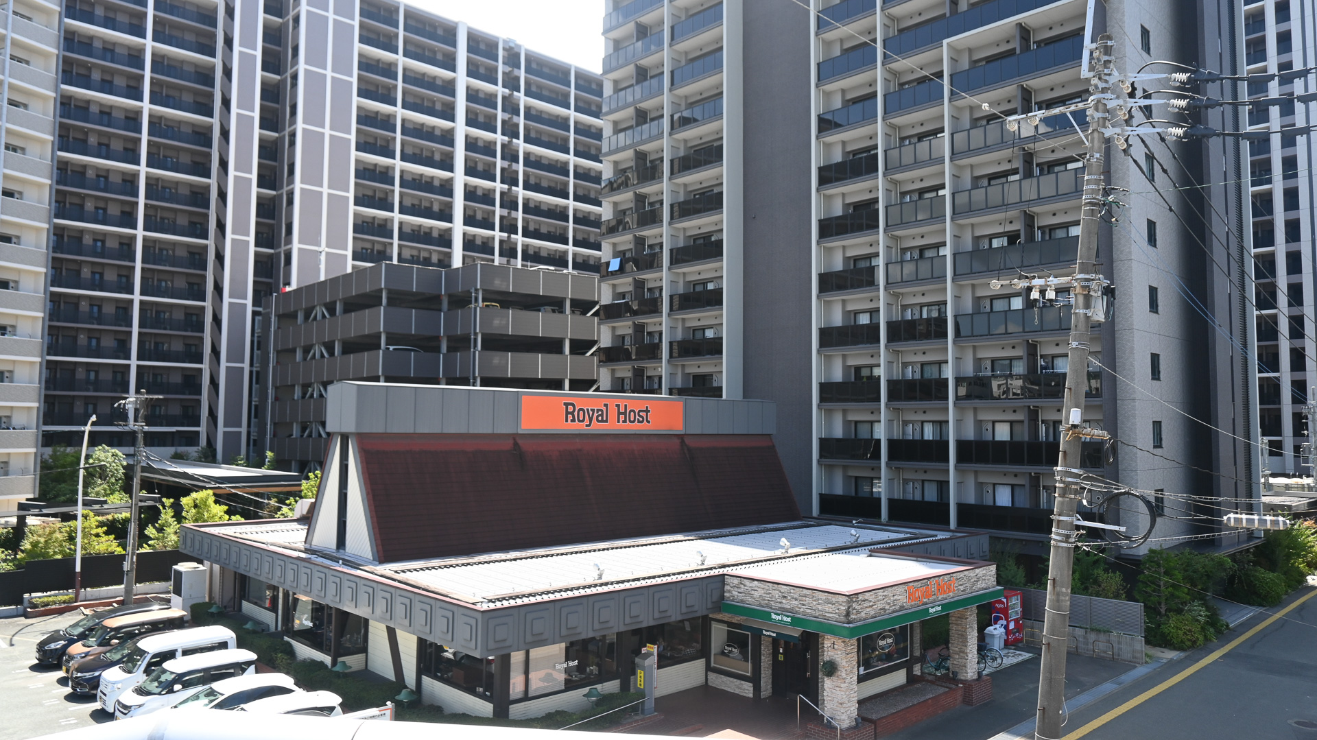 ロイヤルホスト香椎店。背後はすべて高層住宅街と化してしまった