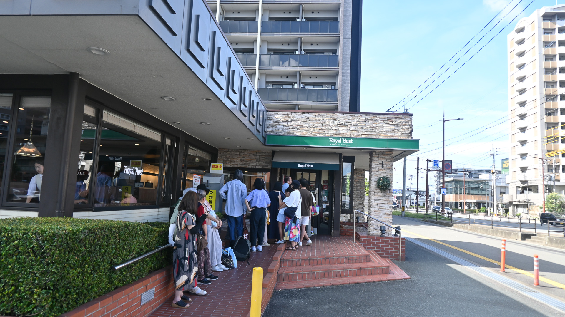 ロイヤルホスト香椎店の入店を待つ人々の行列。店内を含め20～30組前後の待ちが生じていた