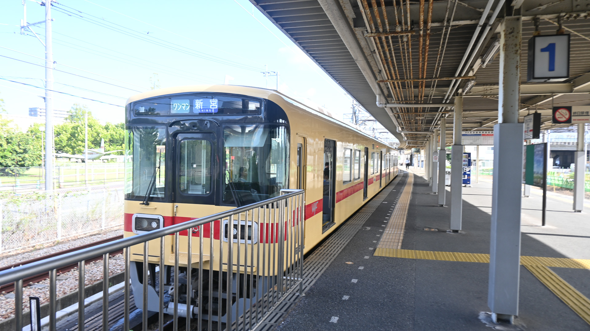 西鉄貝塚線の車両。朝の混雑率がトップクラスであることで知られる