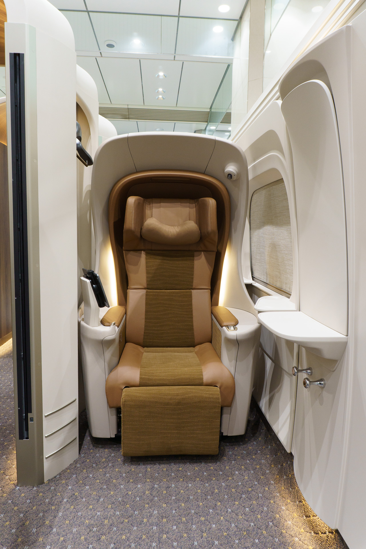 Cabin（左）とSeat（右）のモックアップ。Seatは、Cabinと同じリクライニングシートに、周囲の視線が気にならないよう大型のシェル部分（白）が追加されている