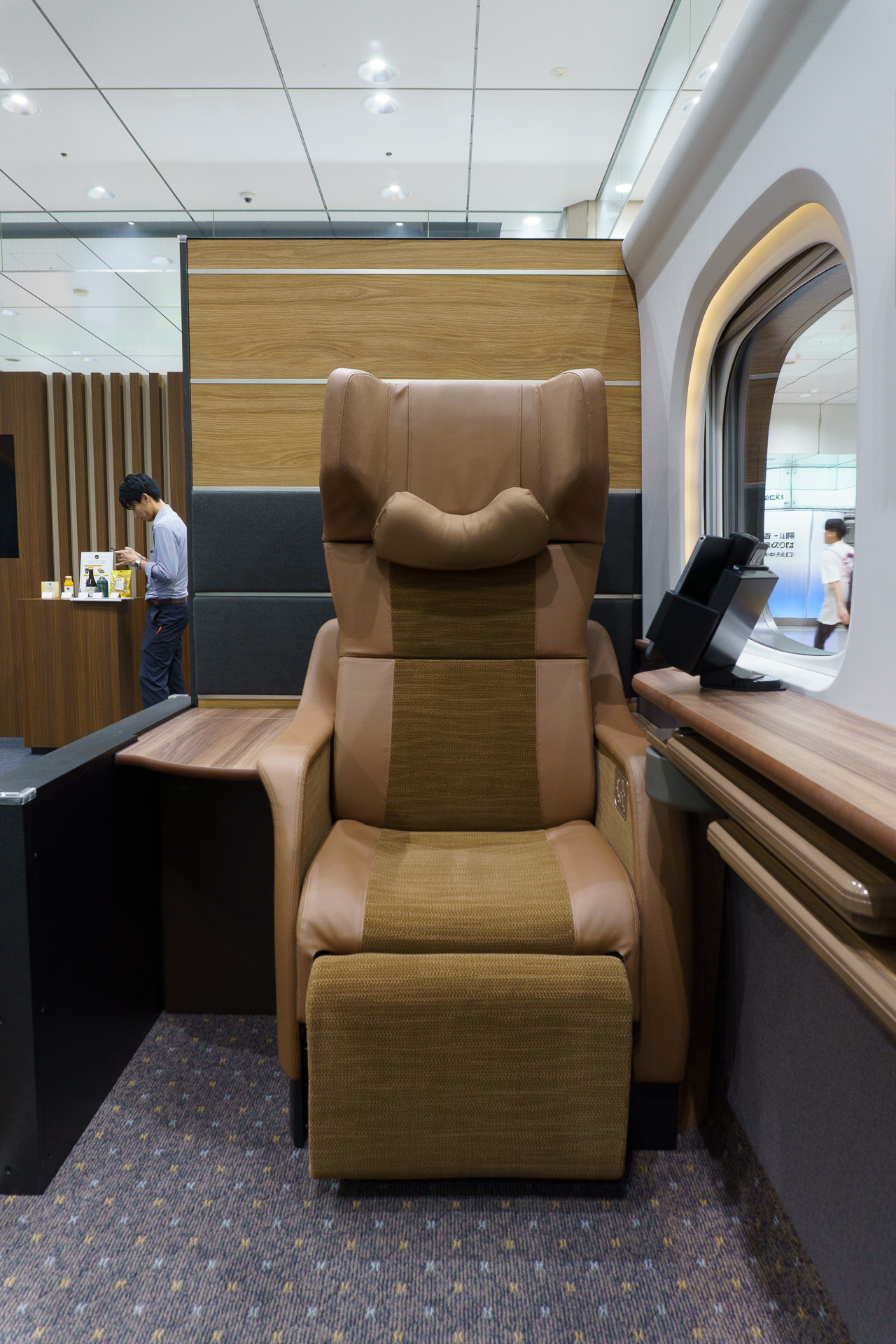 Cabin（左）とSeat（右）のモックアップ。Seatは、Cabinと同じリクライニングシートに、周囲の視線が気にならないよう大型のシェル部分（白）が追加されている