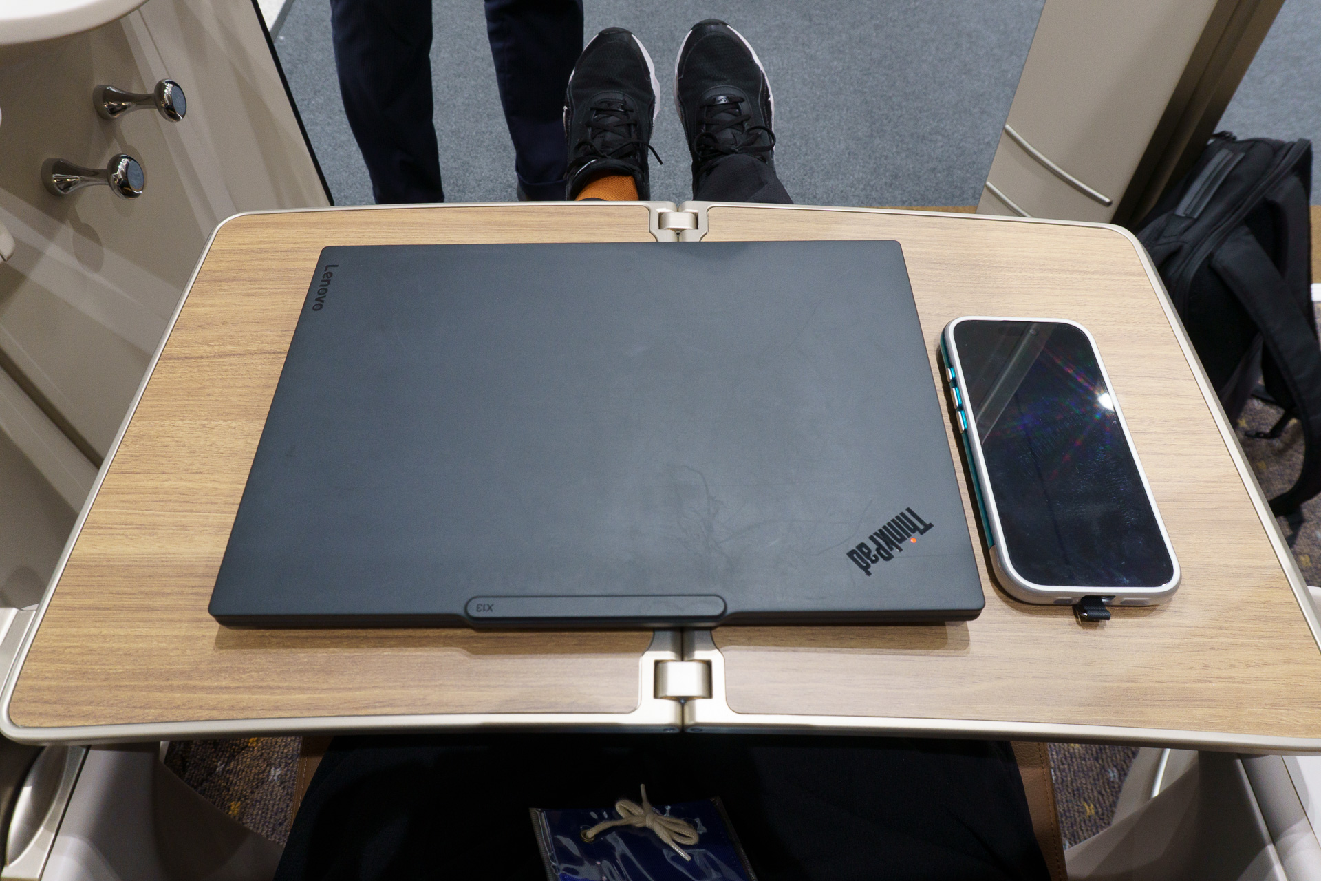 テーブルのサイズ感。コンセントとUSB充電ポート（Type-A、Type-Cを1つずつ）も近くに用意されている