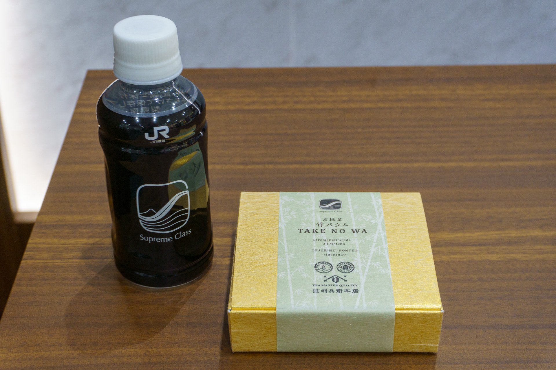Supreme Classでは、ウェルカムサービスとして飲み物とお菓子を提供。体験イベントでは、一部会場限定で実際に提供予定のお菓子「辻利兵衛本店 京抹茶竹バウム」を配布する（ミネラルウォーターは非売品）