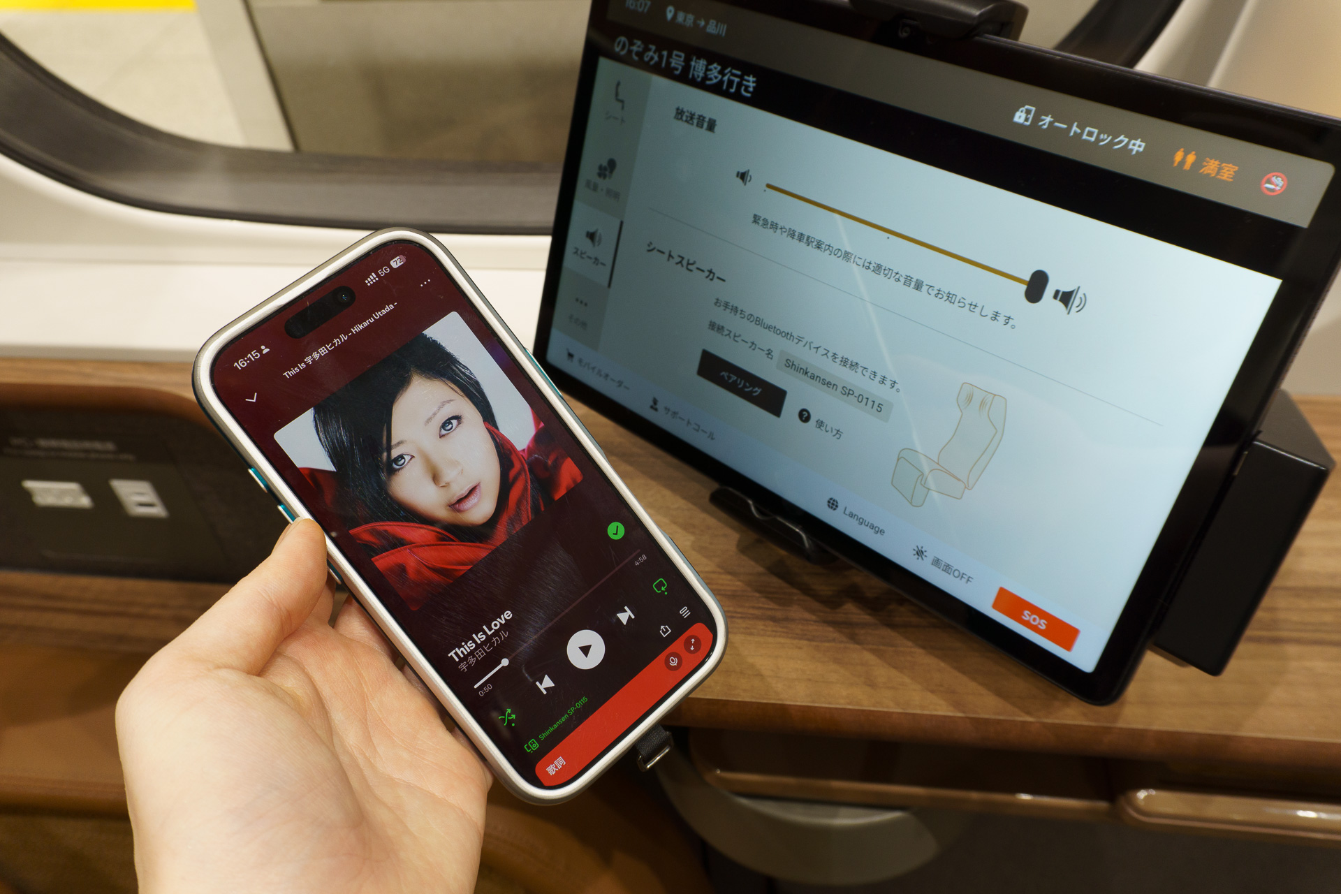 シートスピーカーは手持ちのスマホなどと接続可能。実際に体験してみたが、正面かつヘッドレストに頭を近づけた状態じゃないと音はほとんど聞こえない
